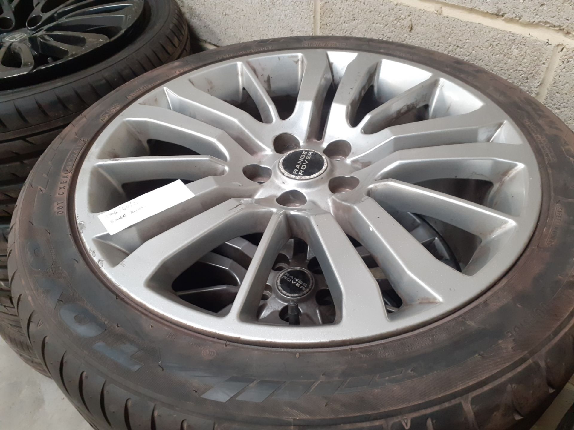 JOB LOT OF 30 SETS OF ALLOY WHEELS WITH TYRES, LAND ROVER RANGE ROVER, OVER £31K RRP *NO VAT* - Image 13 of 17