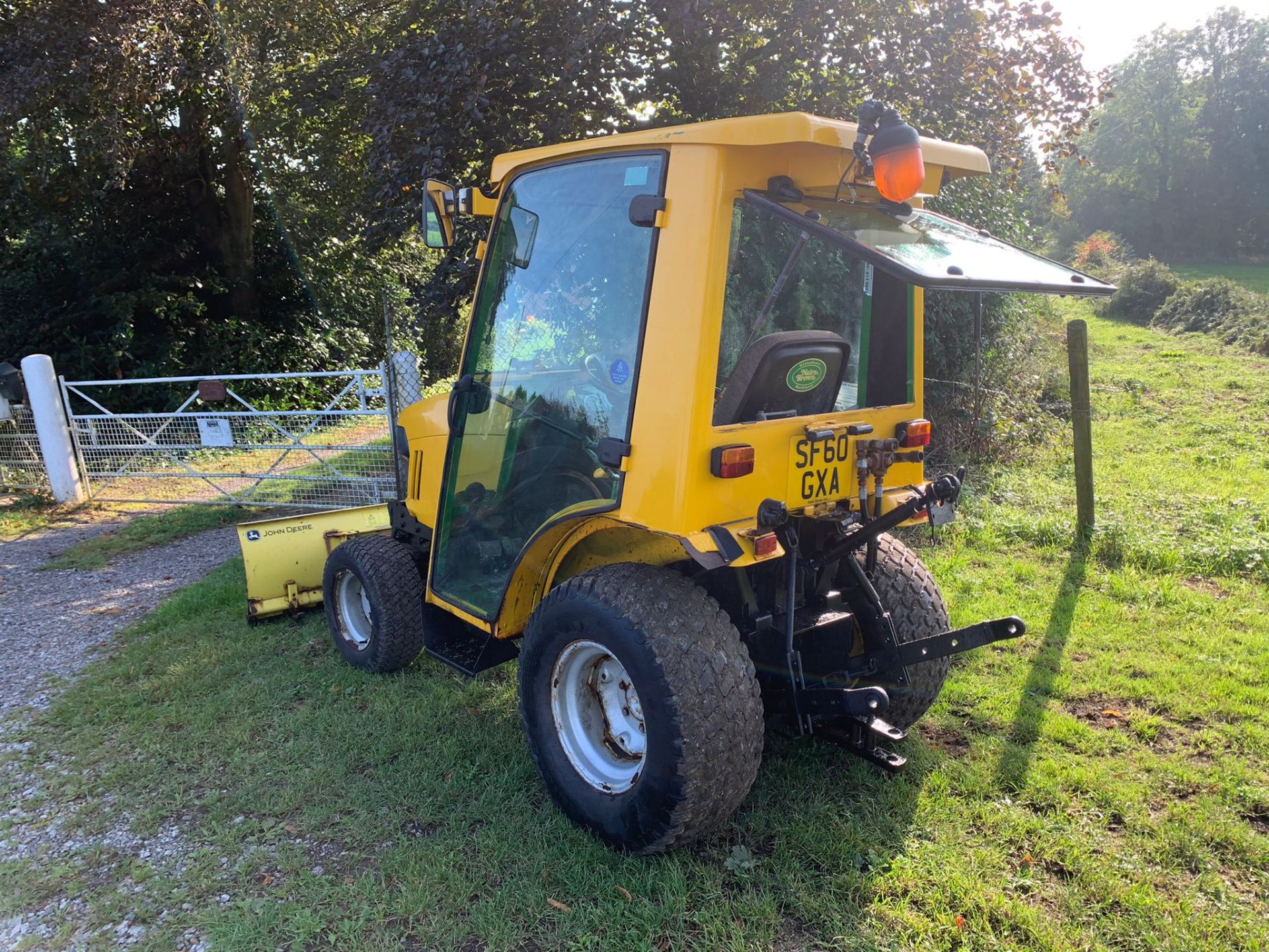 2010/60 JOHN DEERE 2320 24hp COMPACT TRACTOR WITH HYDRAULIC BLADE, RUNS DRIVES AND PUSHES *PLUS VAT* - Image 3 of 12
