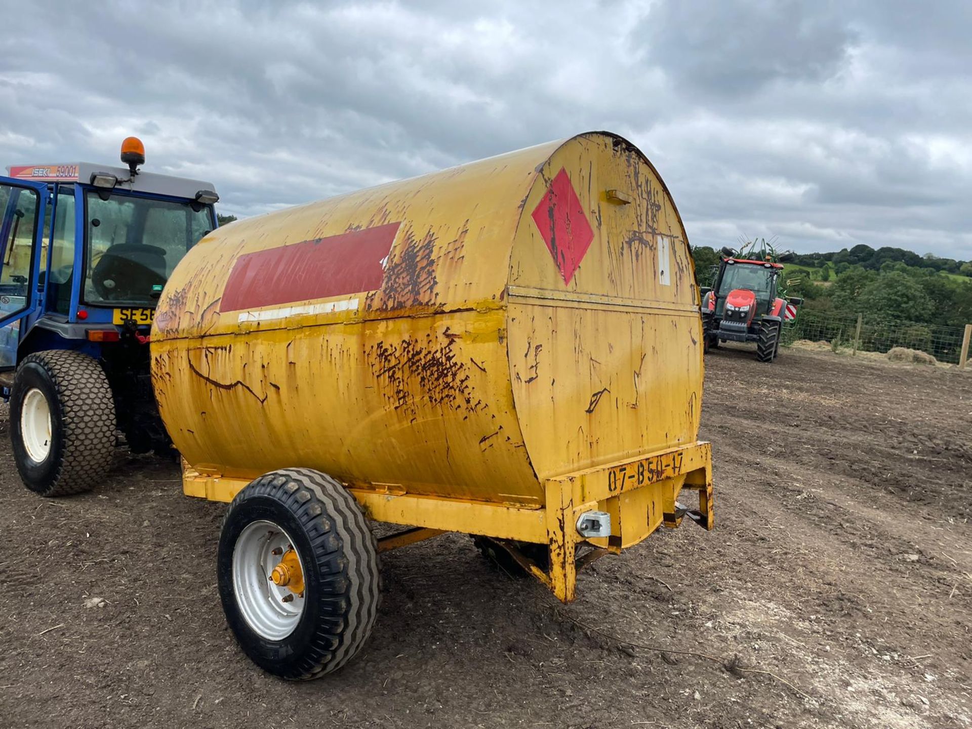 TRAILER ENGINEERED 3000 LITRE SINGLE AXLE BOWSER TRAILER, TOWS WELL, GOOD TYRES *PLUS VAT* - Image 4 of 8