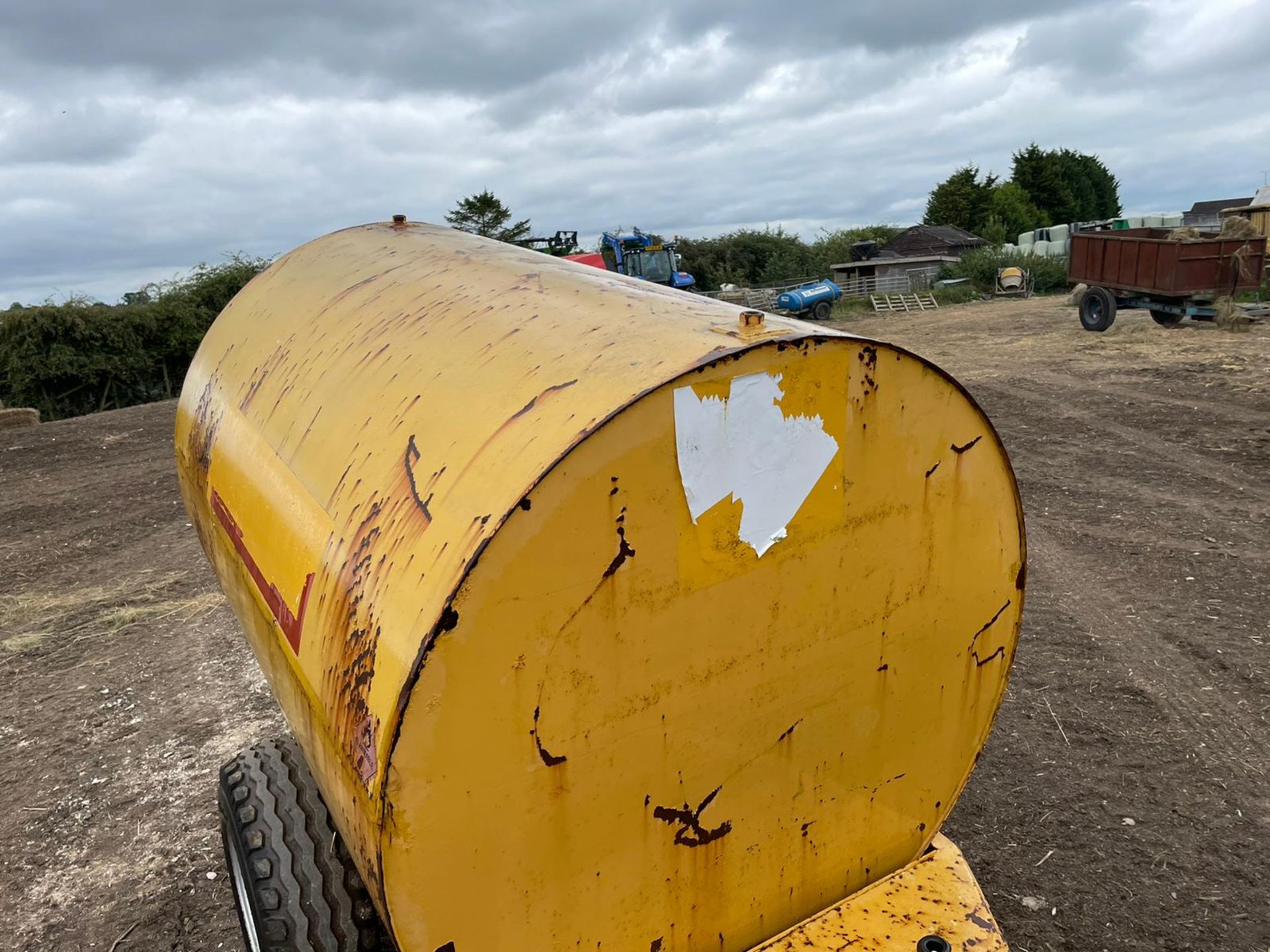 TRAILER ENGINEERED 3000 LITRE SINGLE AXLE BOWSER TRAILER, TOWS WELL, GOOD TYRES *PLUS VAT* - Image 5 of 8