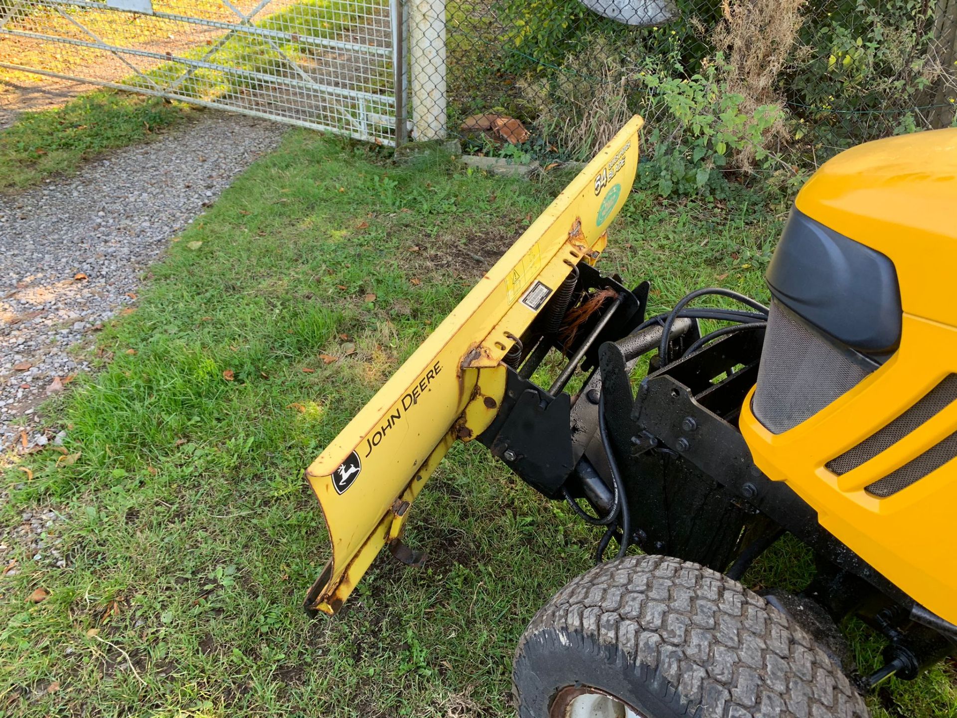 2010/60 JOHN DEERE 2320 24hp COMPACT TRACTOR WITH HYDRAULIC BLADE, RUNS DRIVES AND PUSHES *PLUS VAT* - Image 11 of 12