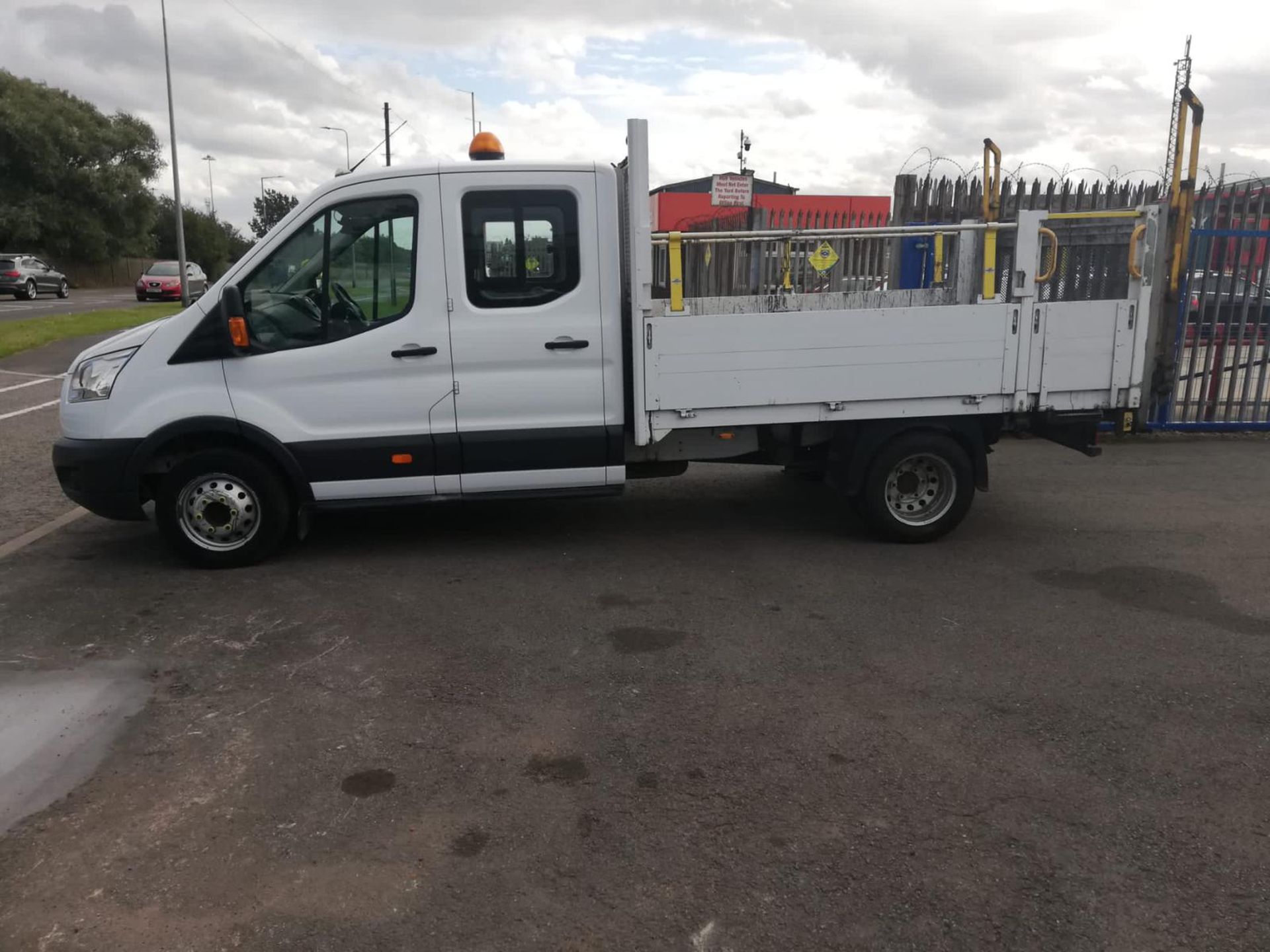 2015/65 FORD TRANSIT 350 DROPSIDE TAIL LIFT, 54K MILES WITH 4 SERVICE HISTORY STAMPS *PLUS VAT* - Image 4 of 10