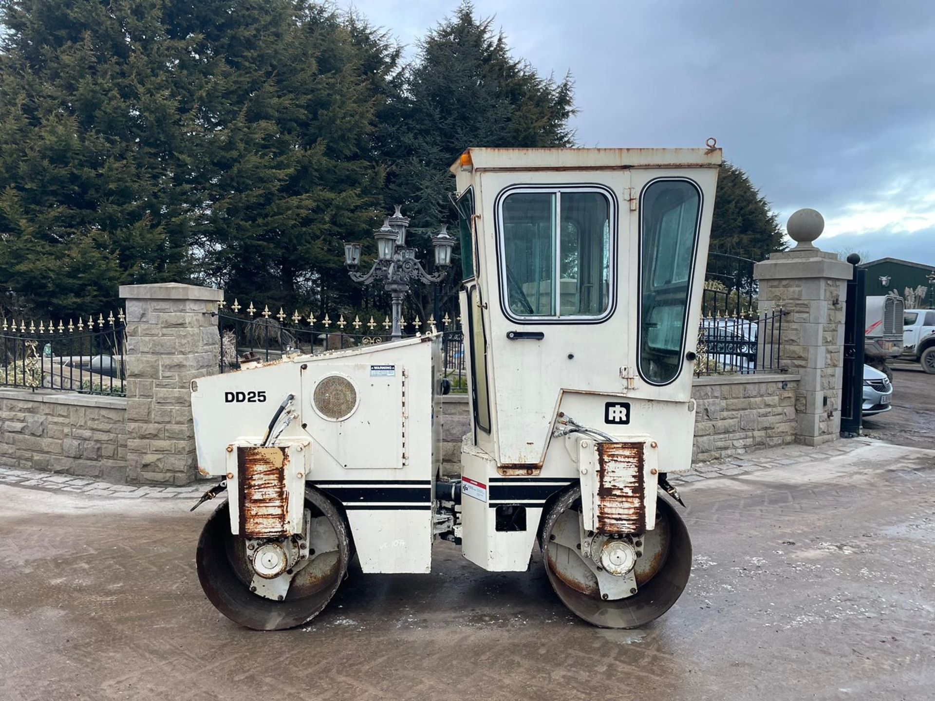 INGERSOLL RAND DD25 TWIN DRUM ROLLER, RUNS DRIVES AND VIBRATES, SHOWING A LOW 3309 HOURS *PLUS VAT* - Image 4 of 8