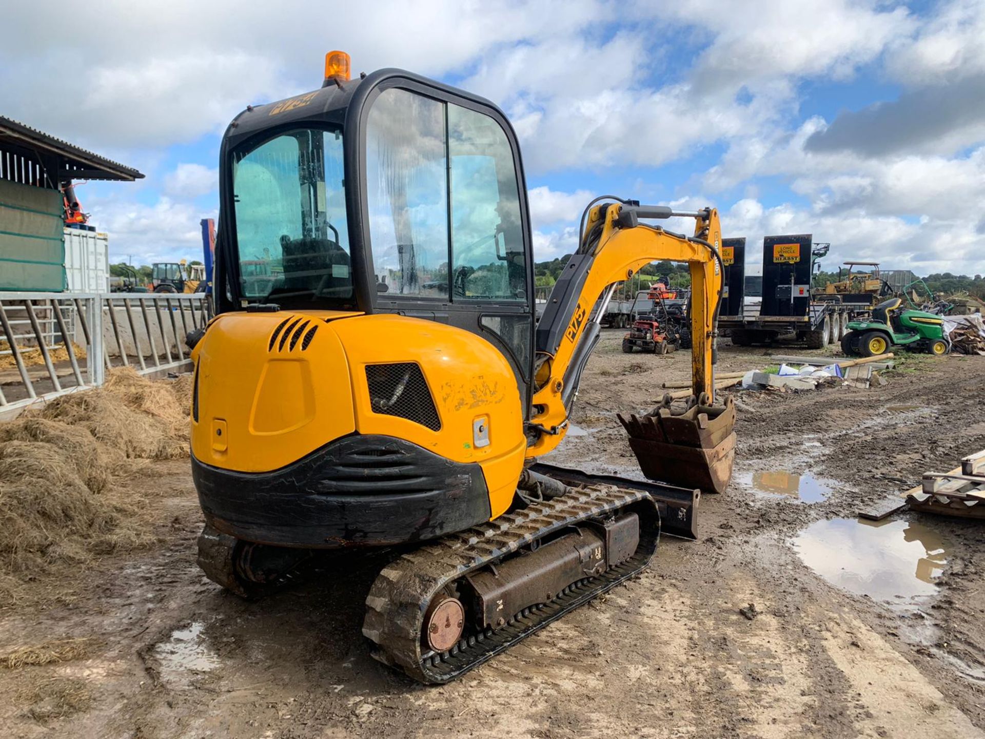 2013 JCB 8026 2.6 TON DIGGER, RUNS DRIVES AND DIGS, SHOWING A LOW AND GENUINE 3379 HOURS *PLUS VAT* - Image 9 of 49