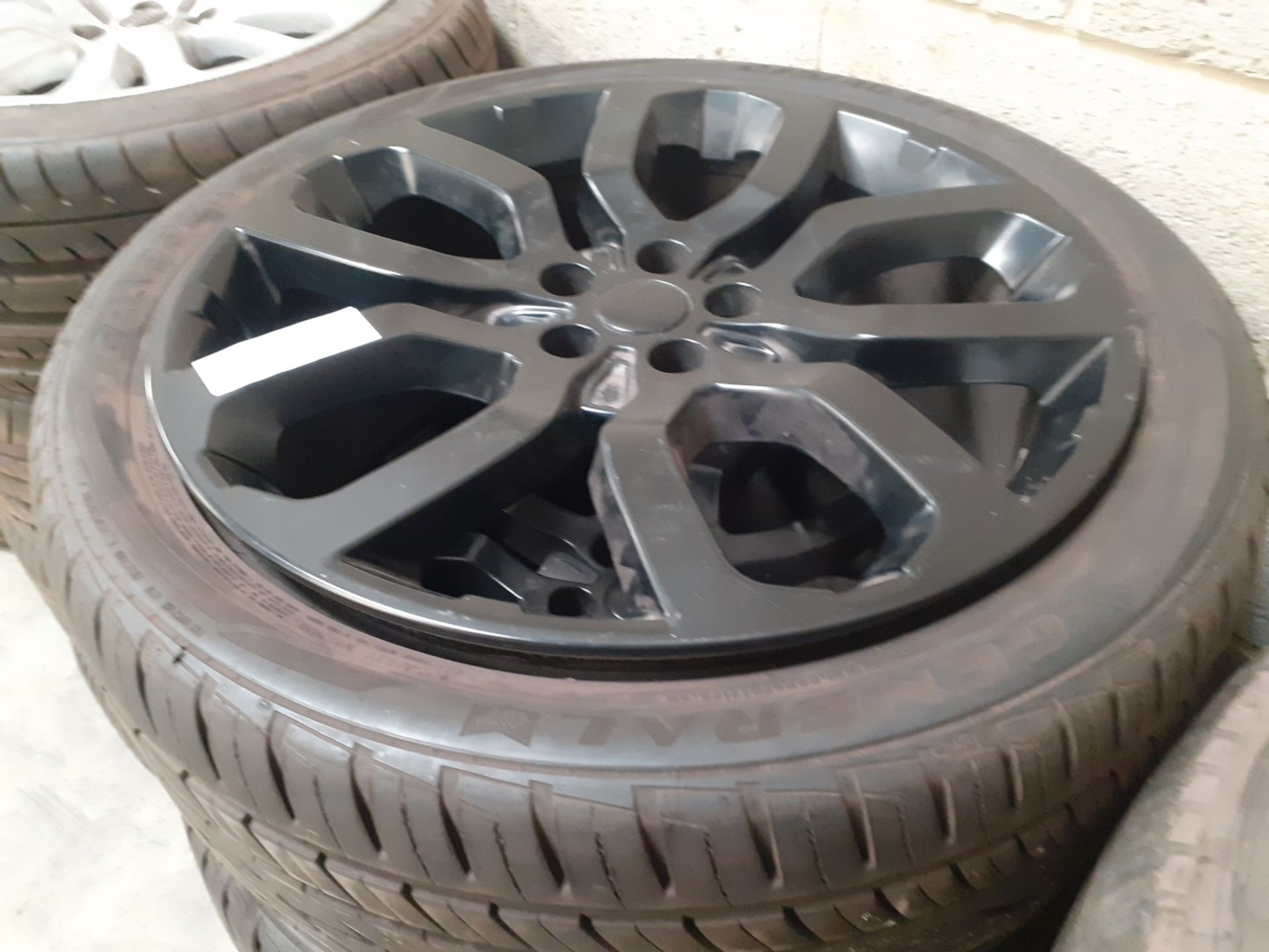JOB LOT OF 30 SETS OF ALLOY WHEELS WITH TYRES, LAND ROVER RANGE ROVER, OVER £31K RRP *NO VAT* - Image 12 of 17