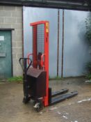 LIFT MATE MANUAL PALLET STACKER, PUSH AROUND WITH BATTERY POWERED LIFT, 1000kg CAPACITY *PLUS VAT*