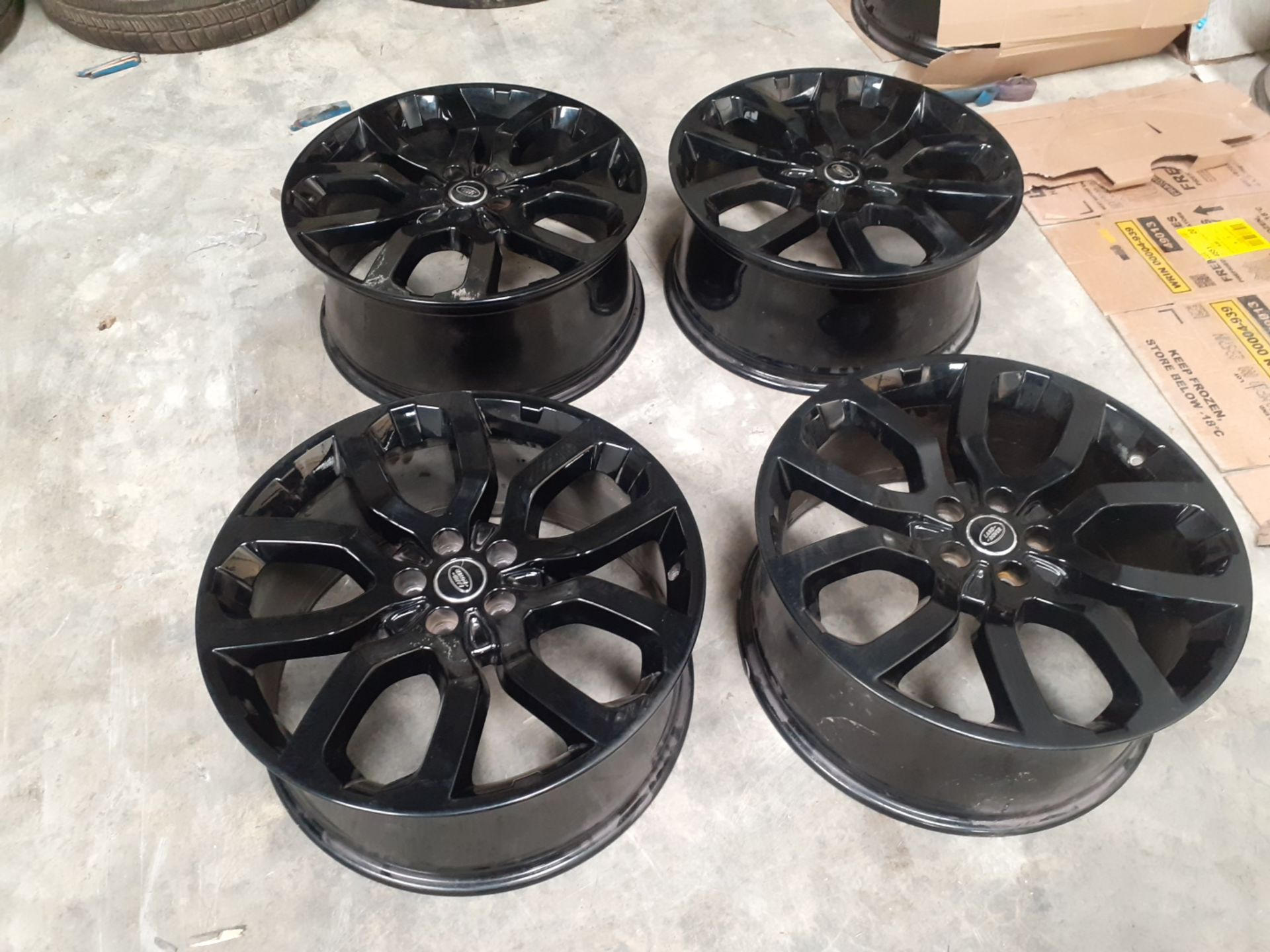 JOB LOT OF 30 SETS OF ALLOY WHEELS WITH TYRES, LAND ROVER RANGE ROVER, OVER £31K RRP *NO VAT* - Image 4 of 17