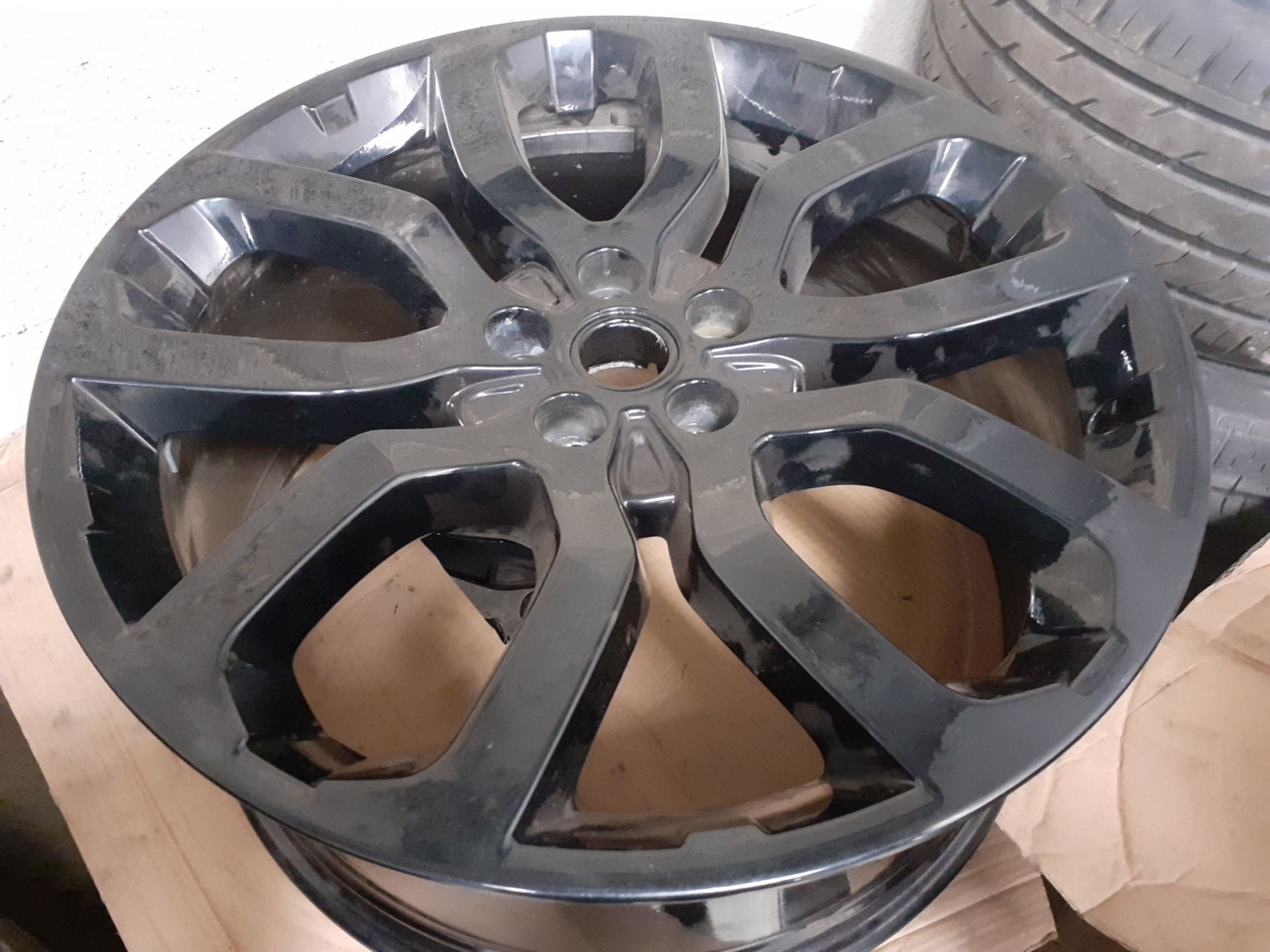 JOB LOT OF 30 SETS OF ALLOY WHEELS WITH TYRES, LAND ROVER RANGE ROVER, OVER £31K RRP *NO VAT* - Image 6 of 17