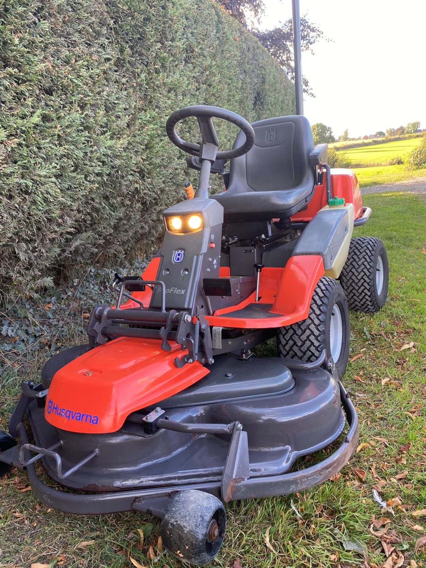 HUSQVARNA PRO FLEX 21 RIDE ON LAWN MOWER, HYDRAULIC UP AND DOWN DECK *NO VAT* - Image 9 of 11