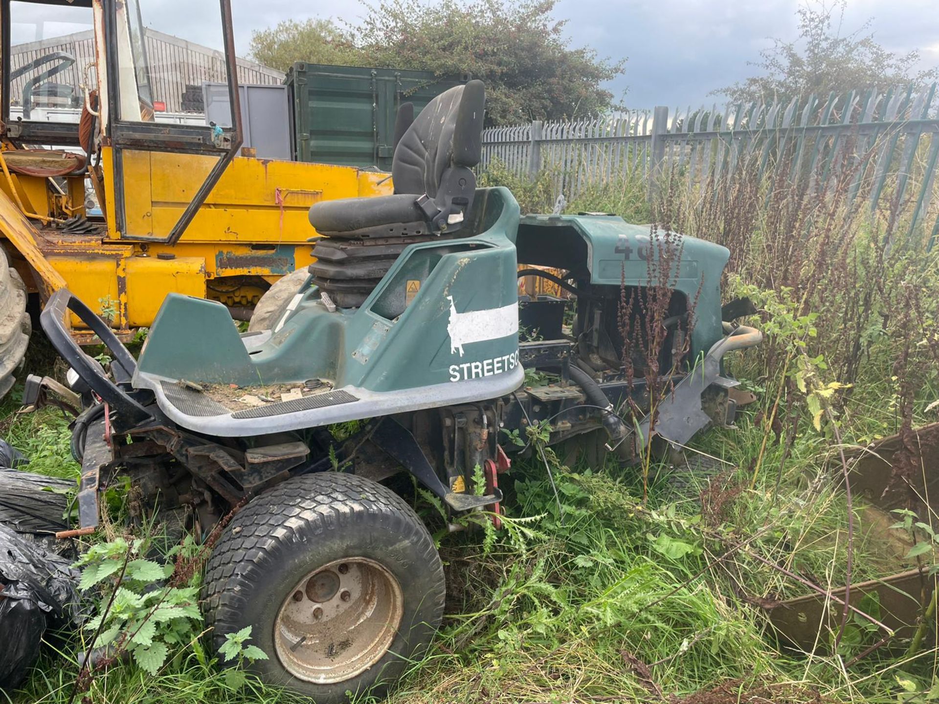 HAYTER LT324 4 WHEEL DRIVE RIDE ON MOWER, NO ENGINE, GOOD PUMPS, LOADS OF PARTS *PLUS VAT* - Image 2 of 4