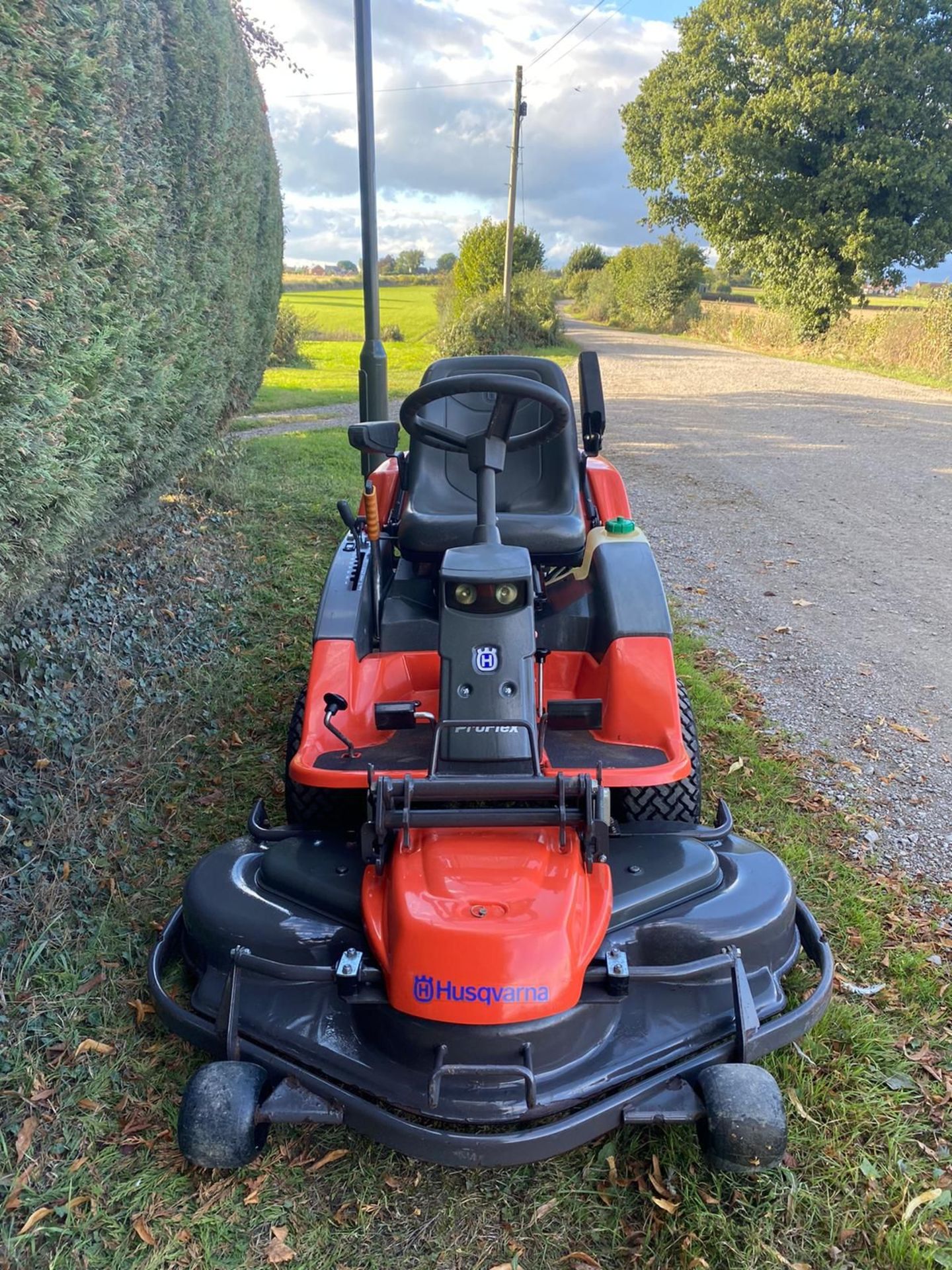 HUSQVARNA PRO FLEX 21 RIDE ON LAWN MOWER, HYDRAULIC UP AND DOWN DECK *NO VAT* - Image 3 of 11