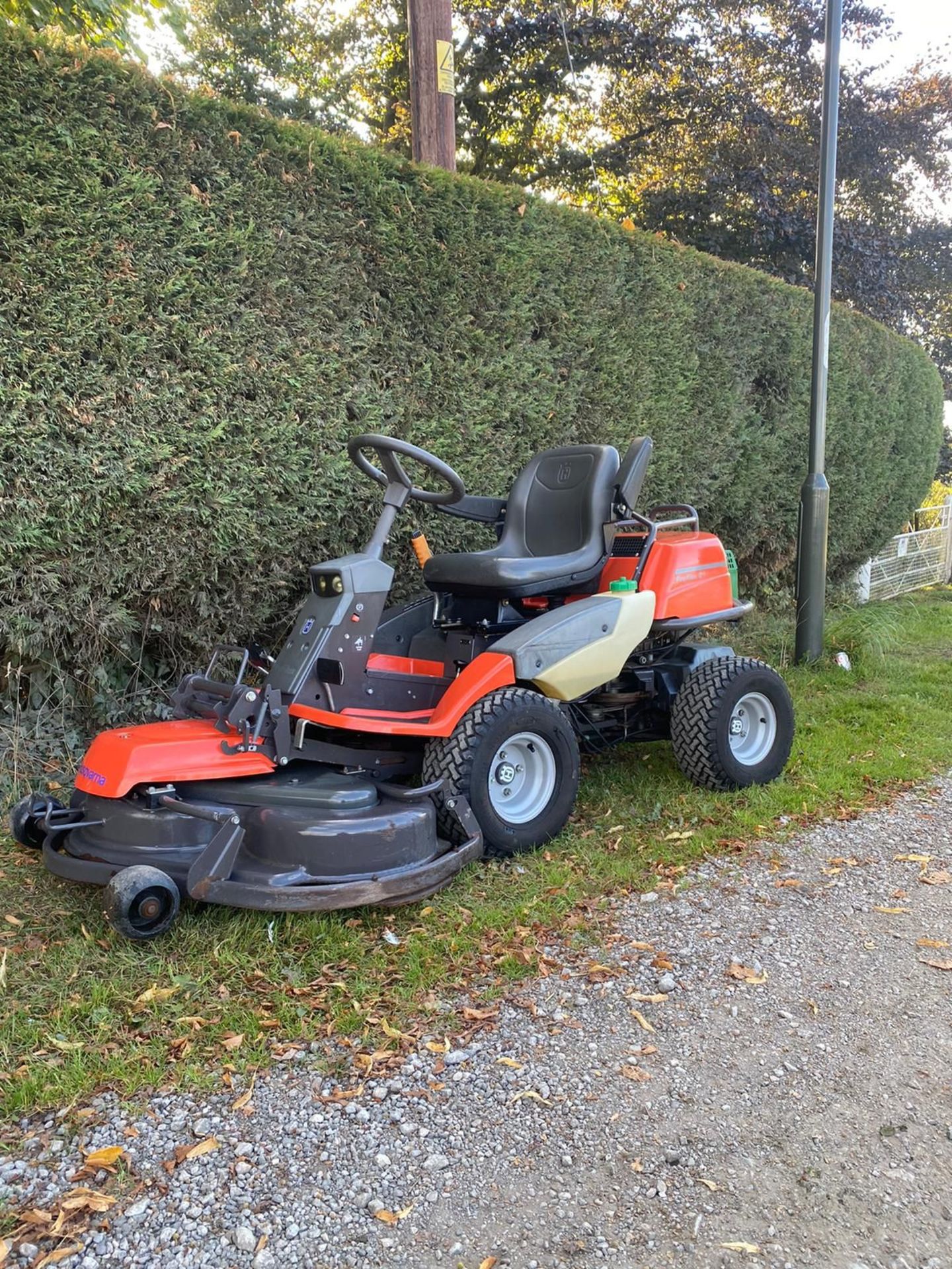 HUSQVARNA PRO FLEX 21 RIDE ON LAWN MOWER, HYDRAULIC UP AND DOWN DECK *NO VAT* - Image 4 of 11
