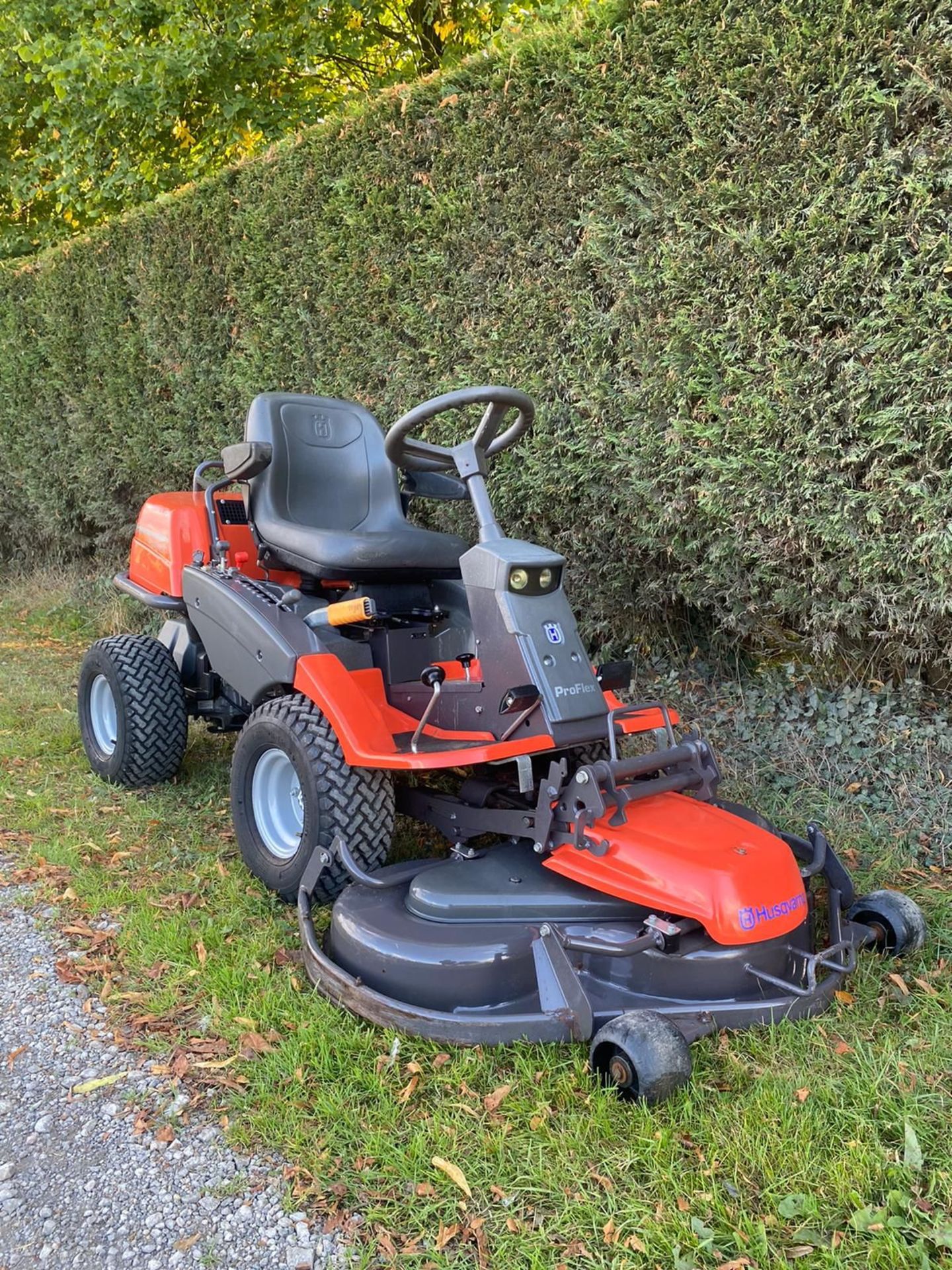HUSQVARNA PRO FLEX 21 RIDE ON LAWN MOWER, HYDRAULIC UP AND DOWN DECK *NO VAT* - Image 2 of 11