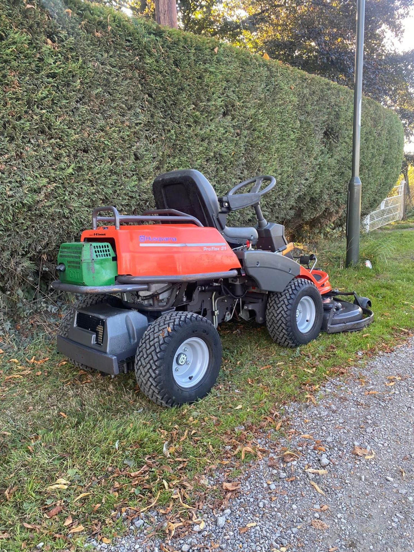 HUSQVARNA PRO FLEX 21 RIDE ON LAWN MOWER, HYDRAULIC UP AND DOWN DECK *NO VAT* - Image 7 of 11