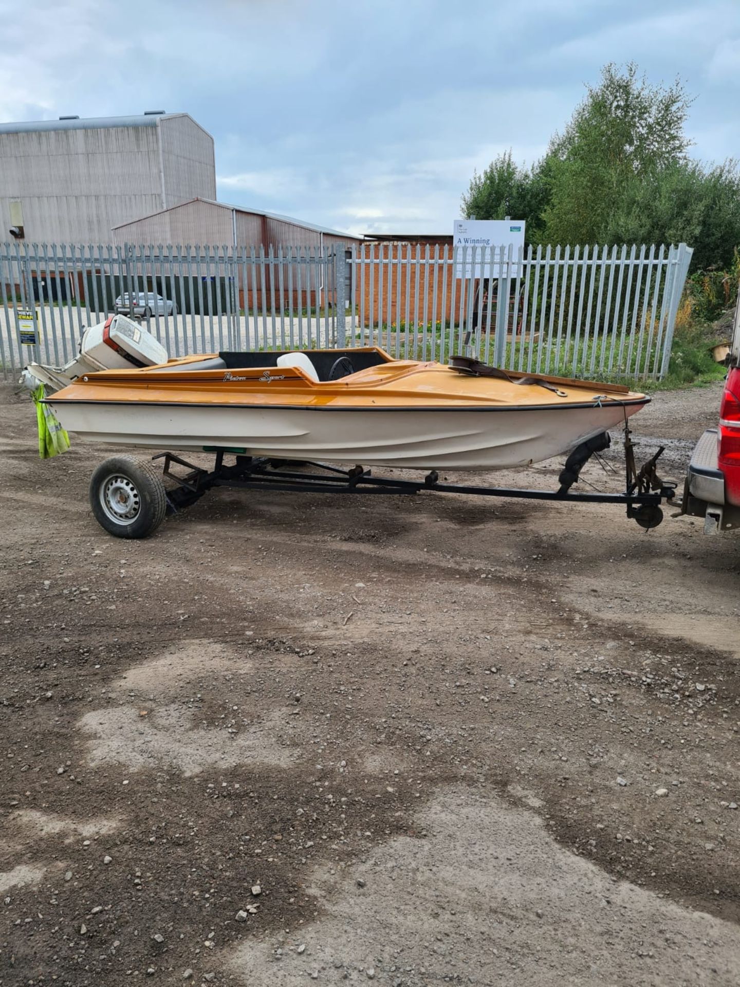 65hp 2 STROKE JOHNSON ENGINE SPEEDBOAT, RUNS DRIVES AND FLOATS *NO VAT*