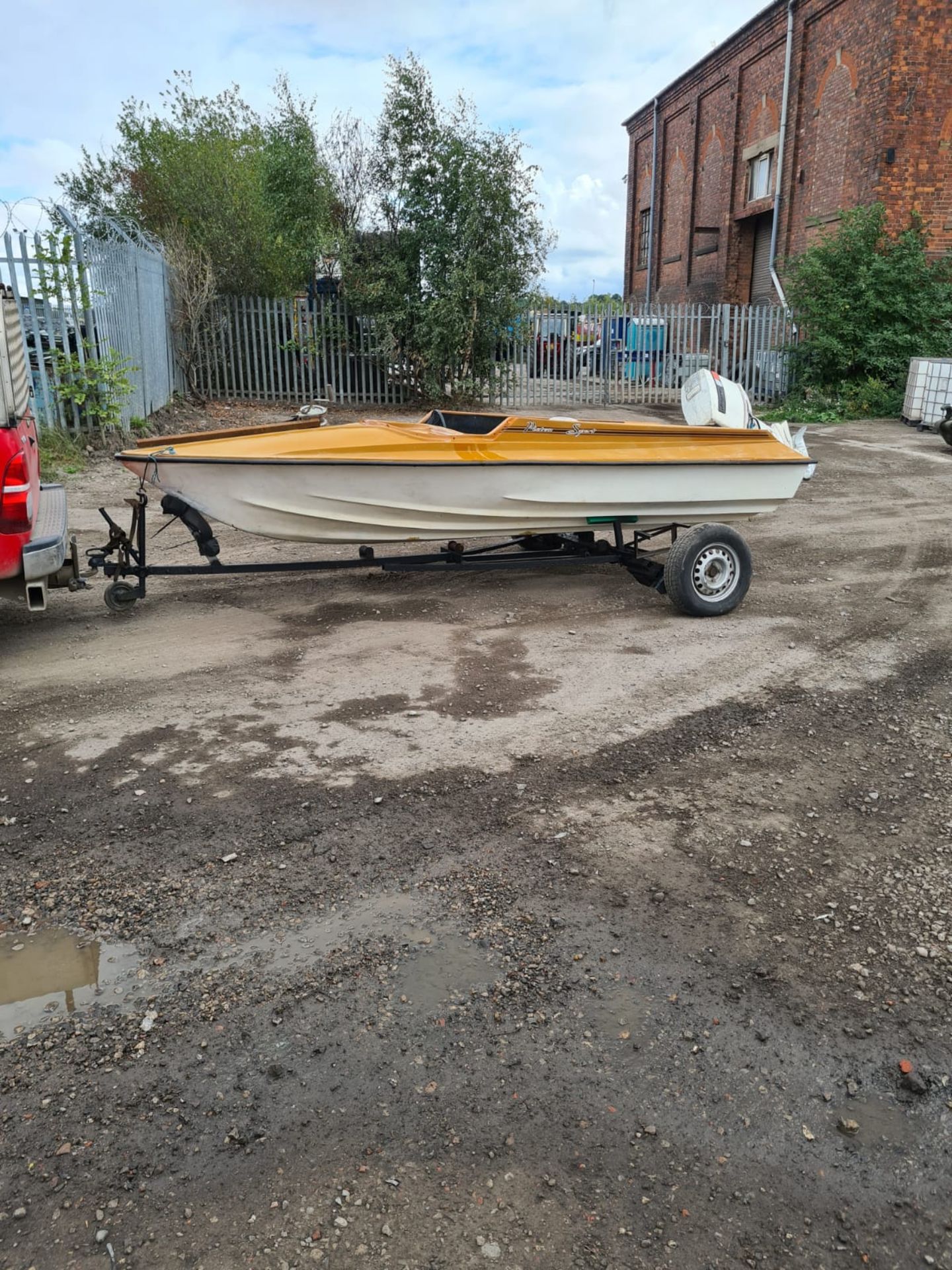 65hp 2 STROKE JOHNSON ENGINE SPEEDBOAT, RUNS DRIVES AND FLOATS *NO VAT* - Image 2 of 6