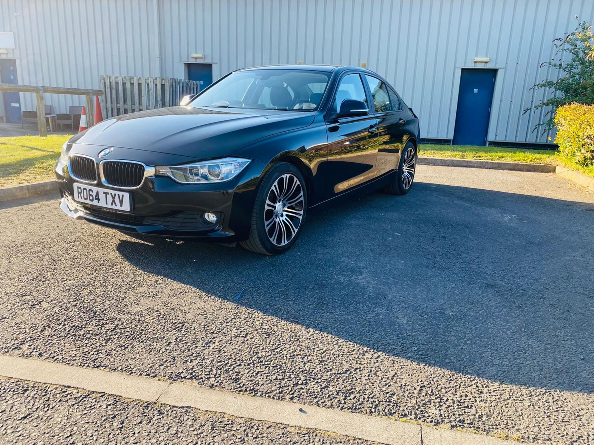 2014 BMW 320D BUSINESS EFFICIENTDYNAMICS, 4 DOOR SALOON, 2.0 DIESEL ENGINE, FULL SERVICE *NO VAT* - Image 2 of 10