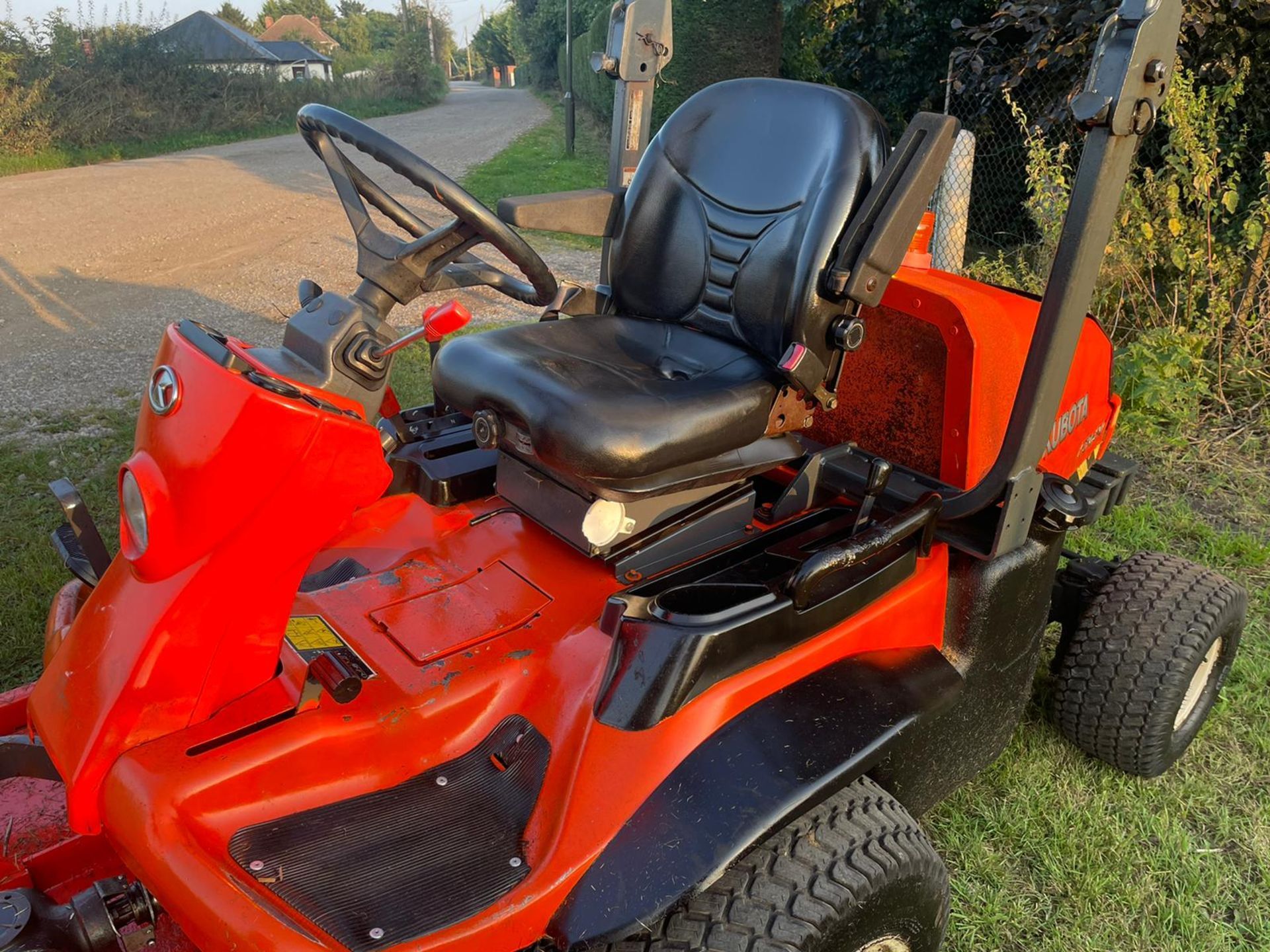 KUBOTA F3680 RIDE ON MOWER, RUNS DRIVES AND CUTS WELL, SHOWING A LOW 1918 HOURS *PLUS VAT* - Image 11 of 14