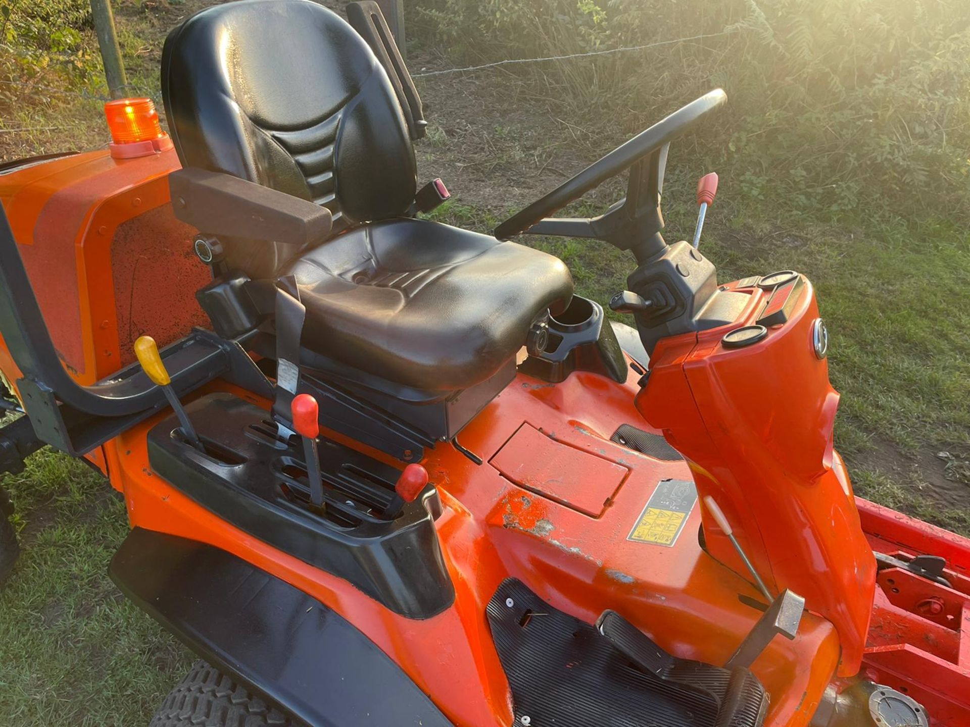 KUBOTA F3680 RIDE ON MOWER, RUNS DRIVES AND CUTS WELL, SHOWING A LOW 1918 HOURS *PLUS VAT* - Image 12 of 14