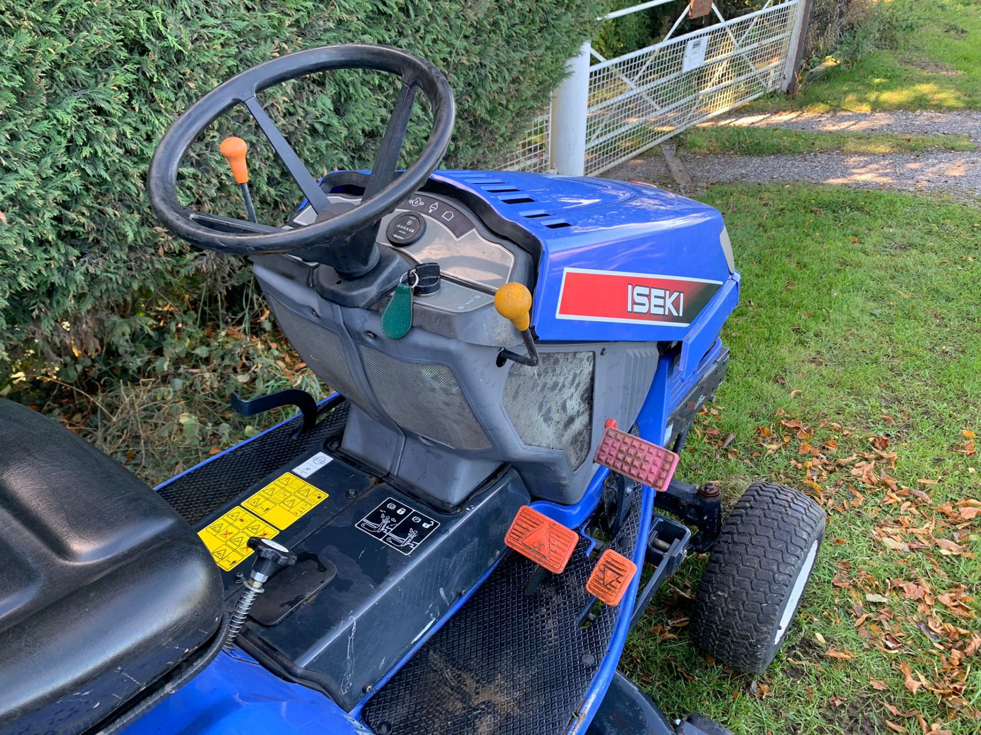 2010 ISEKI SXG19 HIGH TIP RIDE ON MOWER, RUNS DRIVES CUTS AND COLLECTS, A LOW 994 HOURS *PLUS VAT* - Image 9 of 15