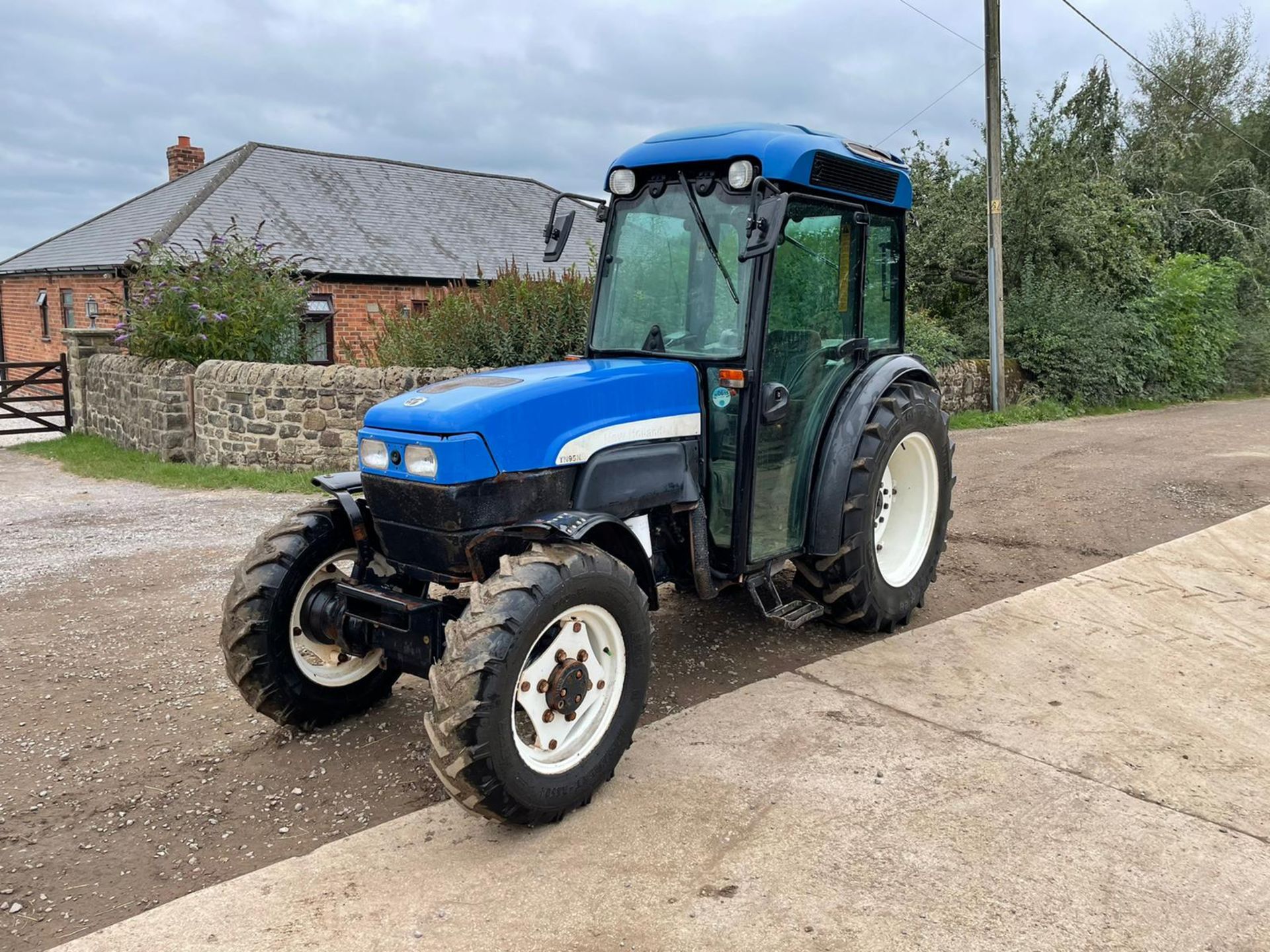 2005 NEW HOLLAND TN95NA TRACTOR, RUNS AND DRIVES, LINKAGE ARMS AND PTO WORK *PLUS VAT* - Image 2 of 14