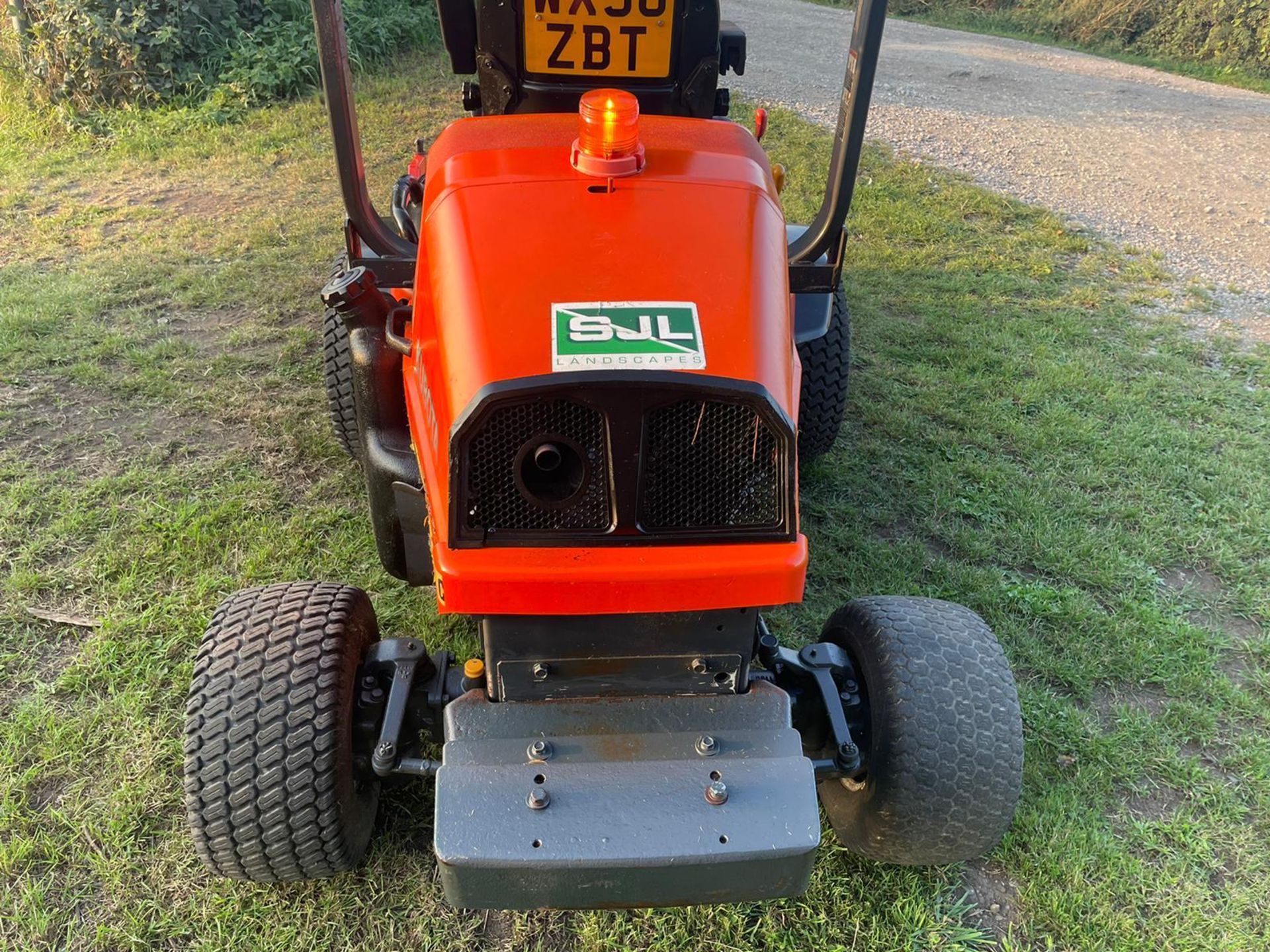 KUBOTA F3680 RIDE ON MOWER, RUNS DRIVES AND CUTS WELL, SHOWING A LOW 1918 HOURS *PLUS VAT* - Image 10 of 14