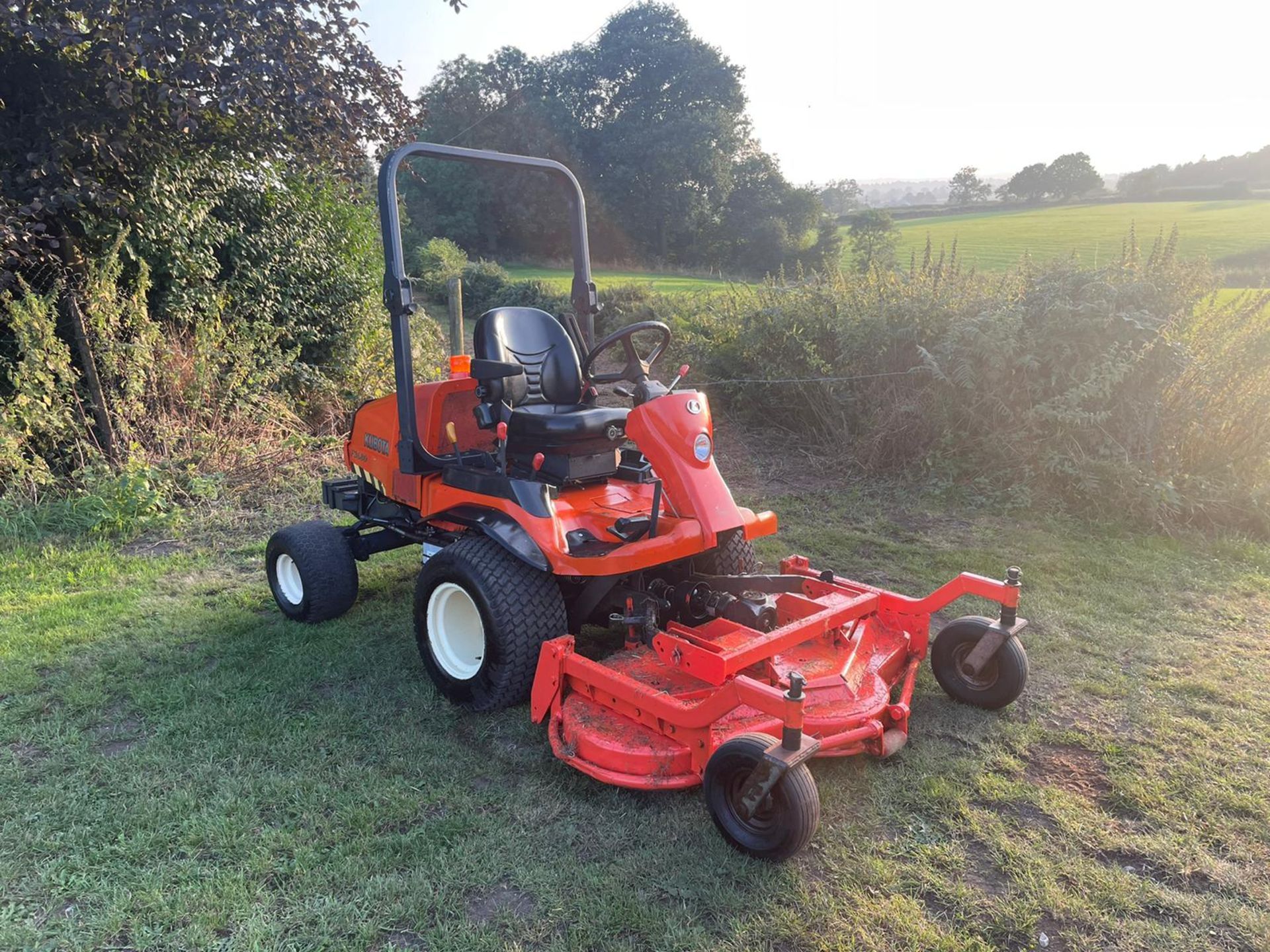 KUBOTA F3680 RIDE ON MOWER, RUNS DRIVES AND CUTS WELL, SHOWING A LOW 1918 HOURS *PLUS VAT*