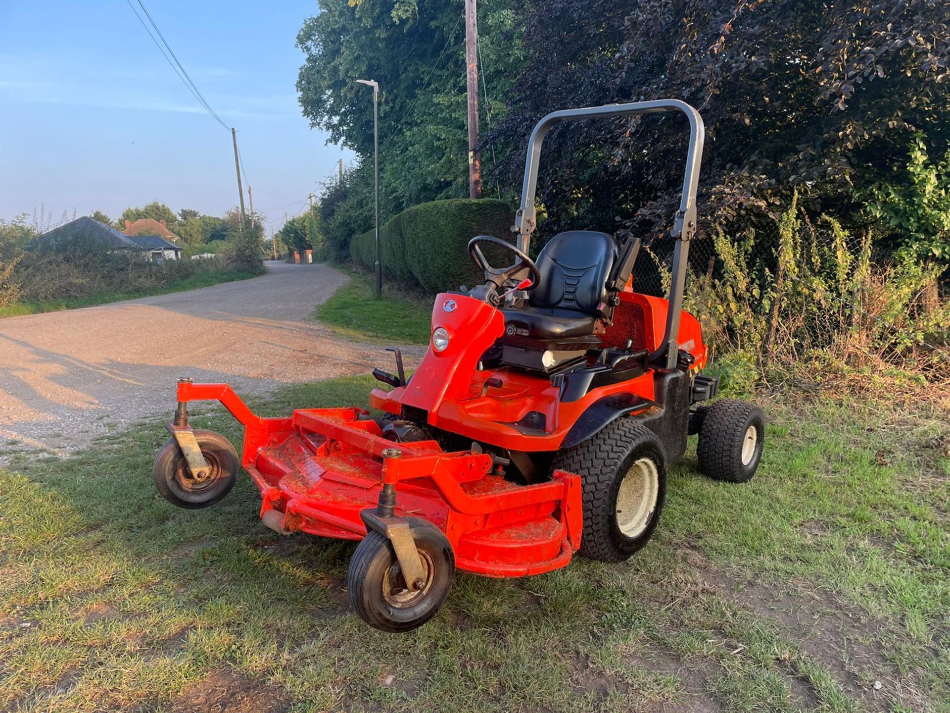 KUBOTA F3680 RIDE ON MOWER, RUNS DRIVES AND CUTS WELL, SHOWING A LOW 1918 HOURS *PLUS VAT* - Image 3 of 14