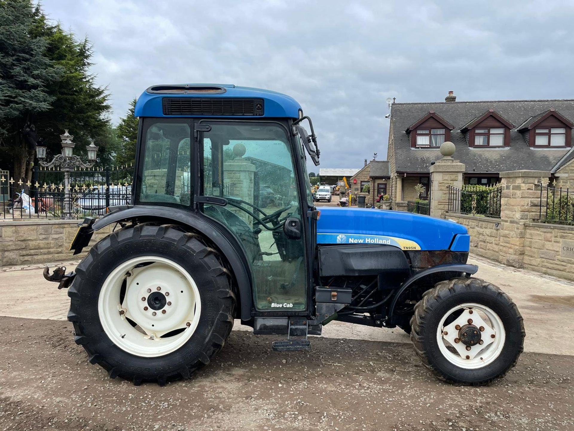 2005 NEW HOLLAND TN95NA TRACTOR, RUNS AND DRIVES, LINKAGE ARMS AND PTO WORK *PLUS VAT* - Image 6 of 14