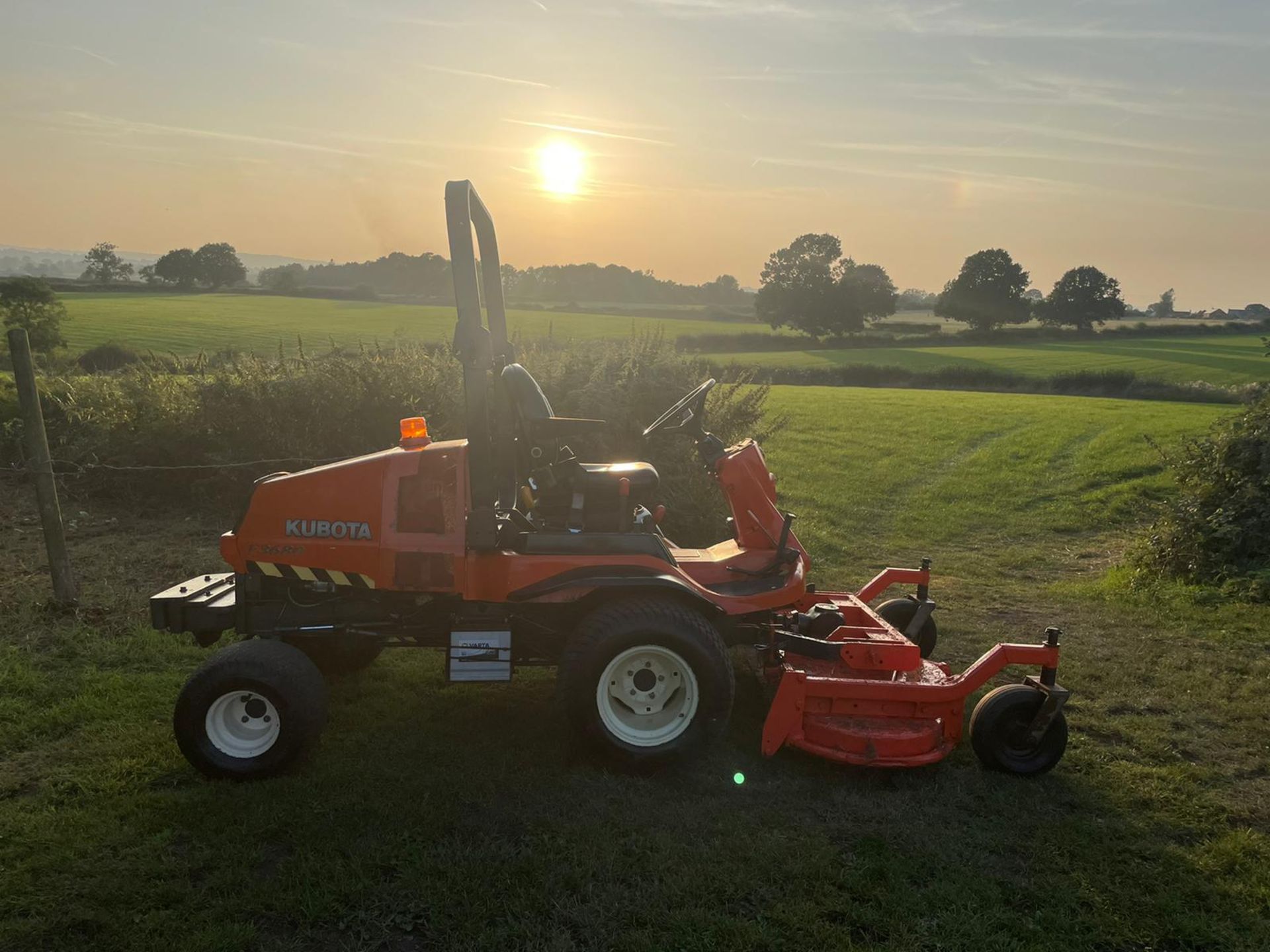 KUBOTA F3680 RIDE ON MOWER, RUNS DRIVES AND CUTS WELL, SHOWING A LOW 1918 HOURS *PLUS VAT* - Image 5 of 14