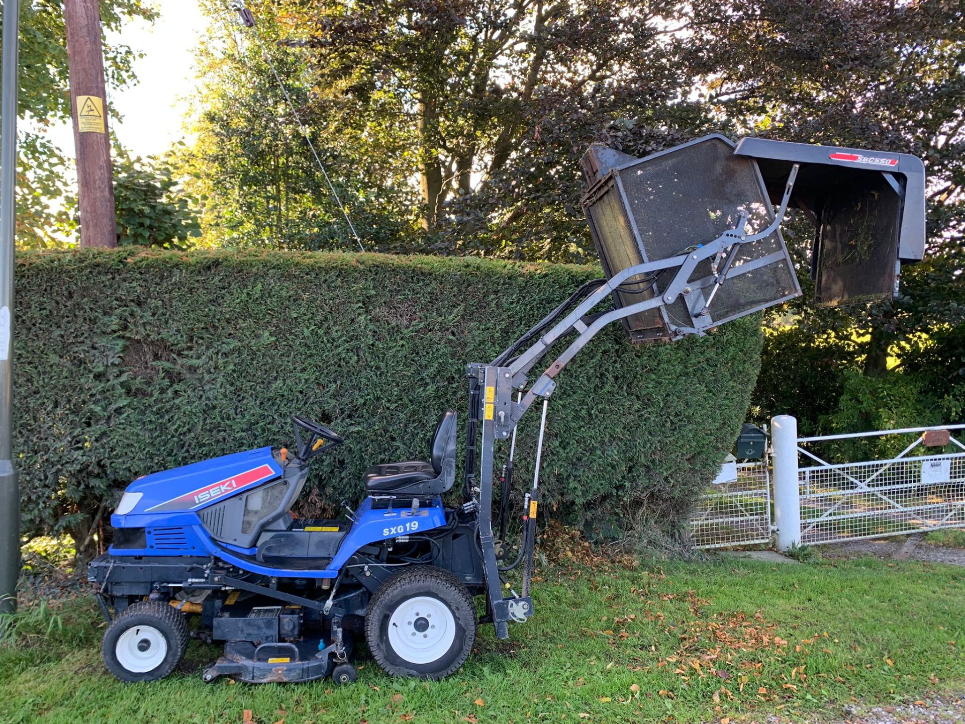 2010 ISEKI SXG19 HIGH TIP RIDE ON MOWER, RUNS DRIVES CUTS AND COLLECTS, A LOW 994 HOURS *PLUS VAT*