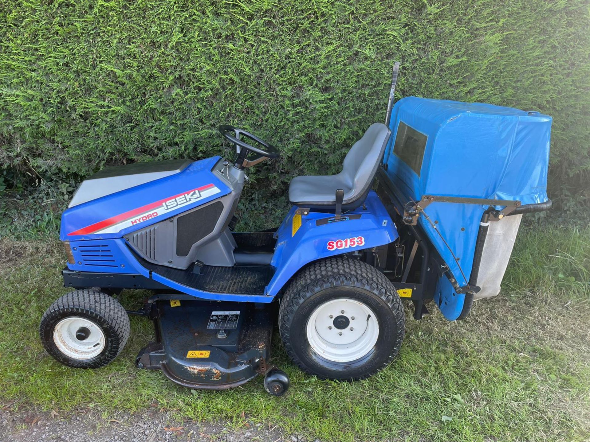 ISEKI SG153 DIESEL RIDE ON MOWER WITH REAR COLLECTOR, SHOWING A LOW AND GENUINE 991 HOURS *PLUS VAT* - Image 4 of 14