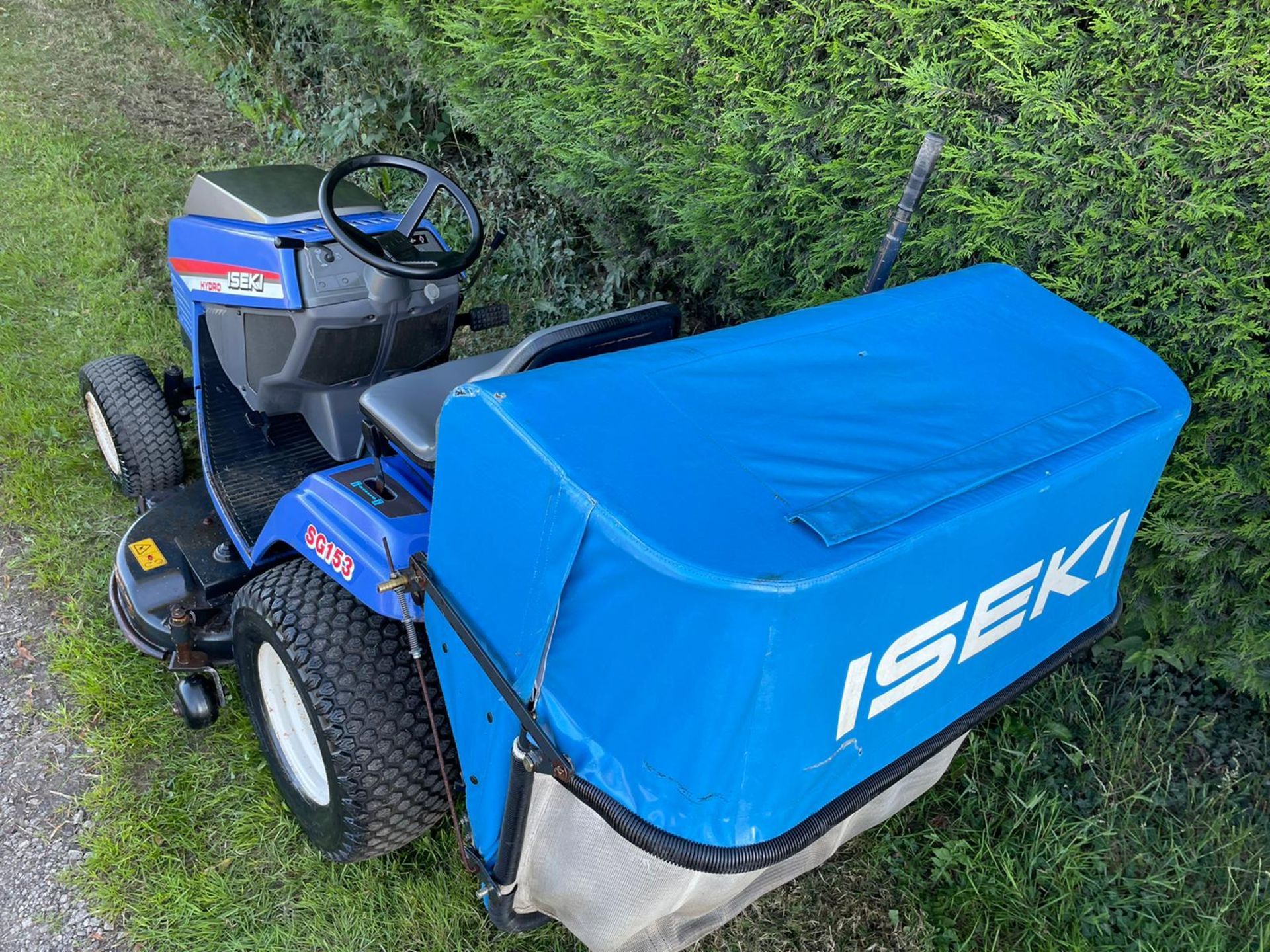 ISEKI SG153 DIESEL RIDE ON MOWER WITH REAR COLLECTOR, SHOWING A LOW AND GENUINE 991 HOURS *PLUS VAT* - Image 13 of 14