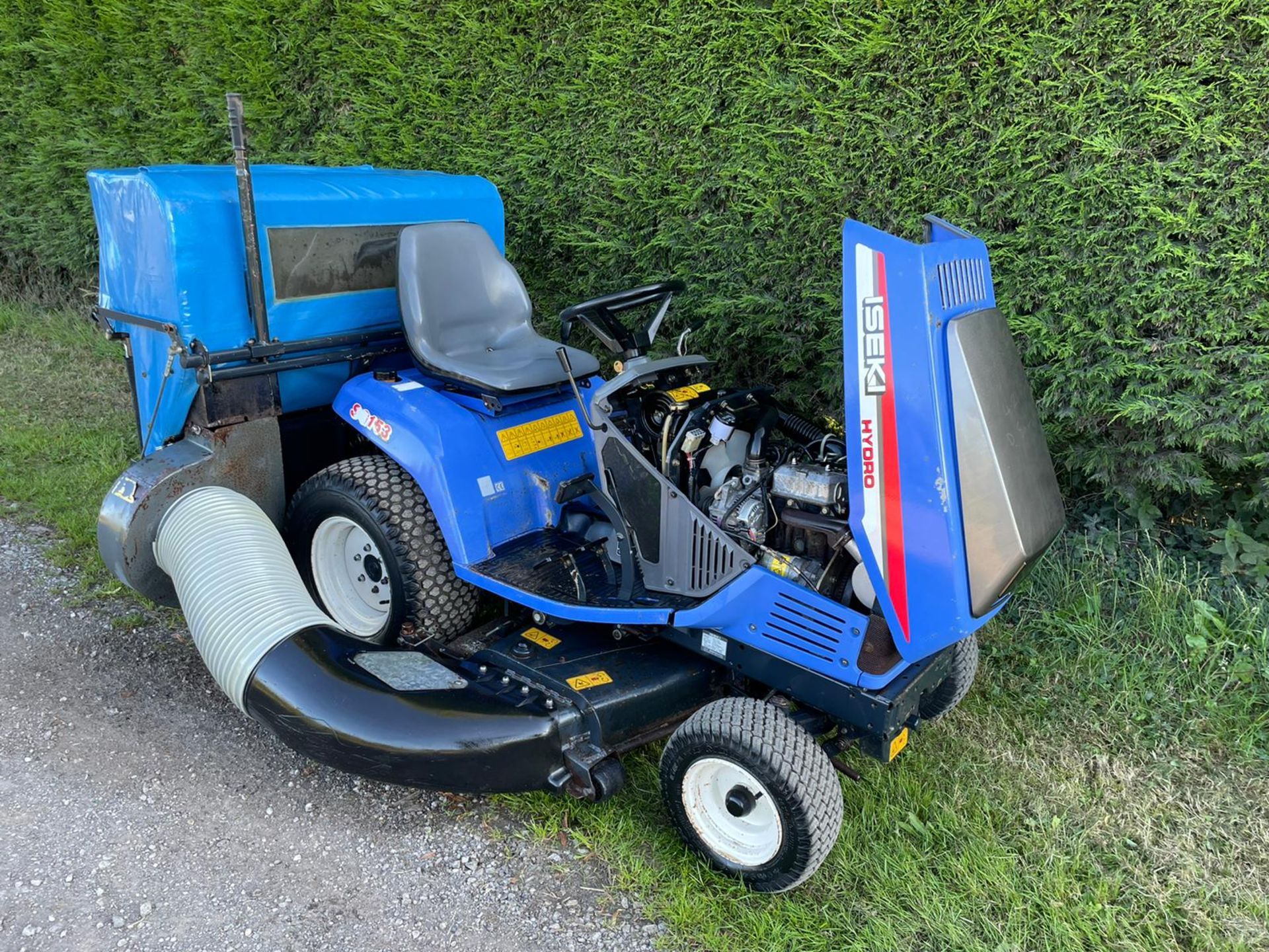 ISEKI SG153 DIESEL RIDE ON MOWER WITH REAR COLLECTOR, SHOWING A LOW AND GENUINE 991 HOURS *PLUS VAT* - Image 6 of 14