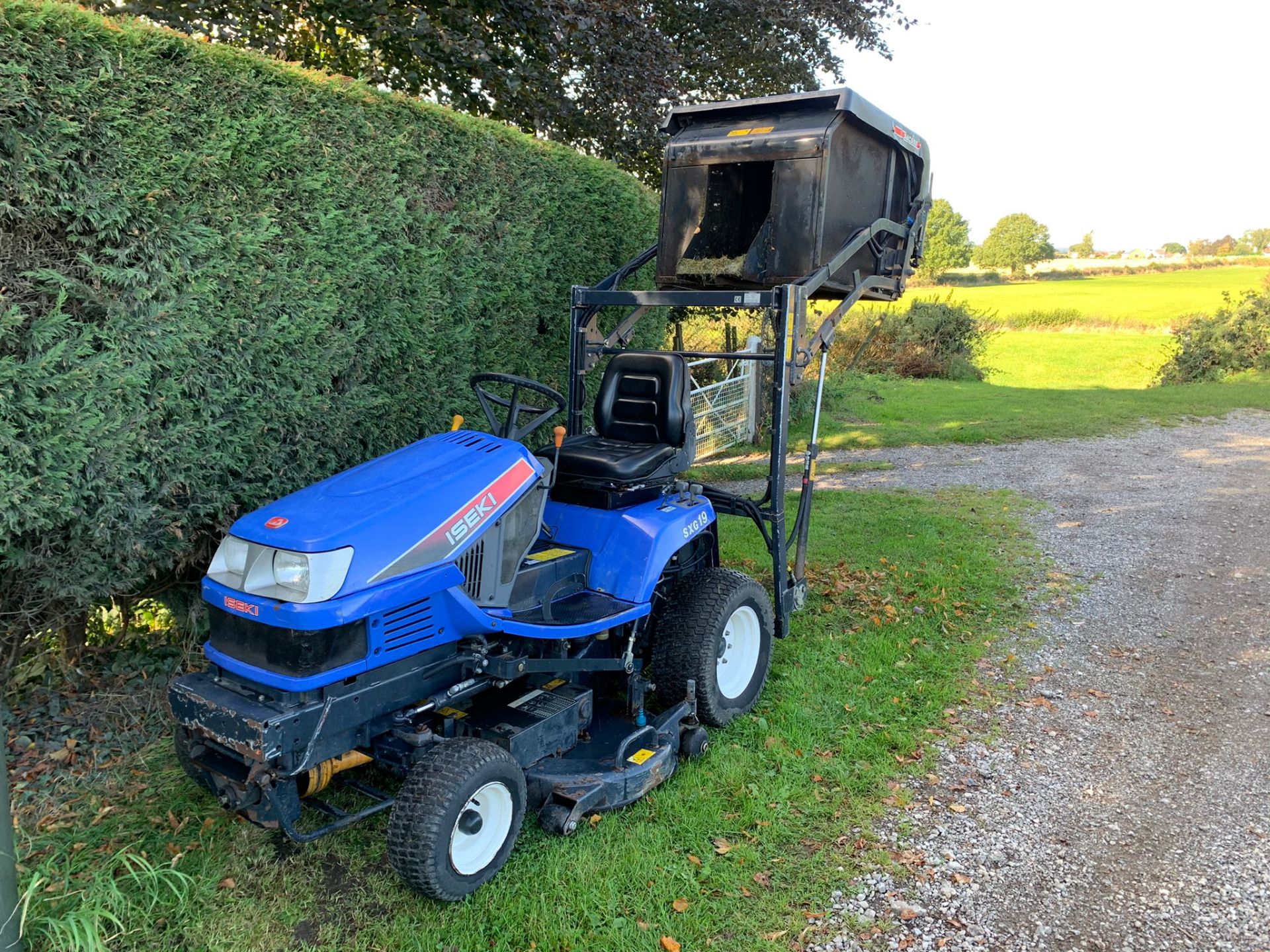 2010 ISEKI SXG19 HIGH TIP RIDE ON MOWER, RUNS DRIVES CUTS AND COLLECTS, A LOW 994 HOURS *PLUS VAT* - Image 2 of 15