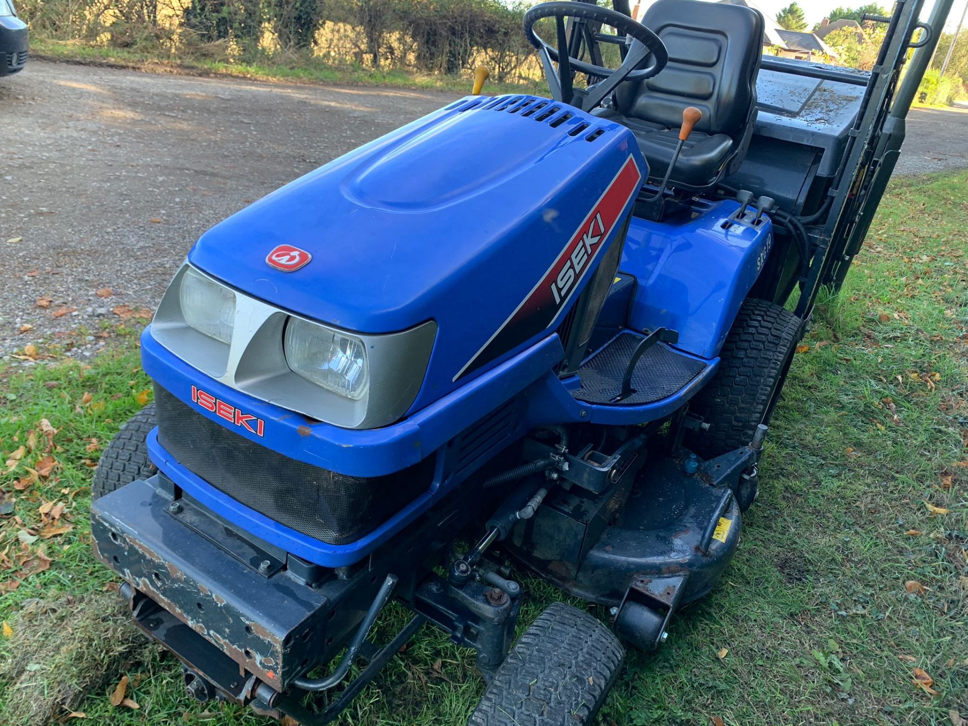 2010 ISEKI SXG19 HIGH TIP RIDE ON MOWER, RUNS DRIVES CUTS AND COLLECTS, A LOW 994 HOURS *PLUS VAT* - Image 8 of 15