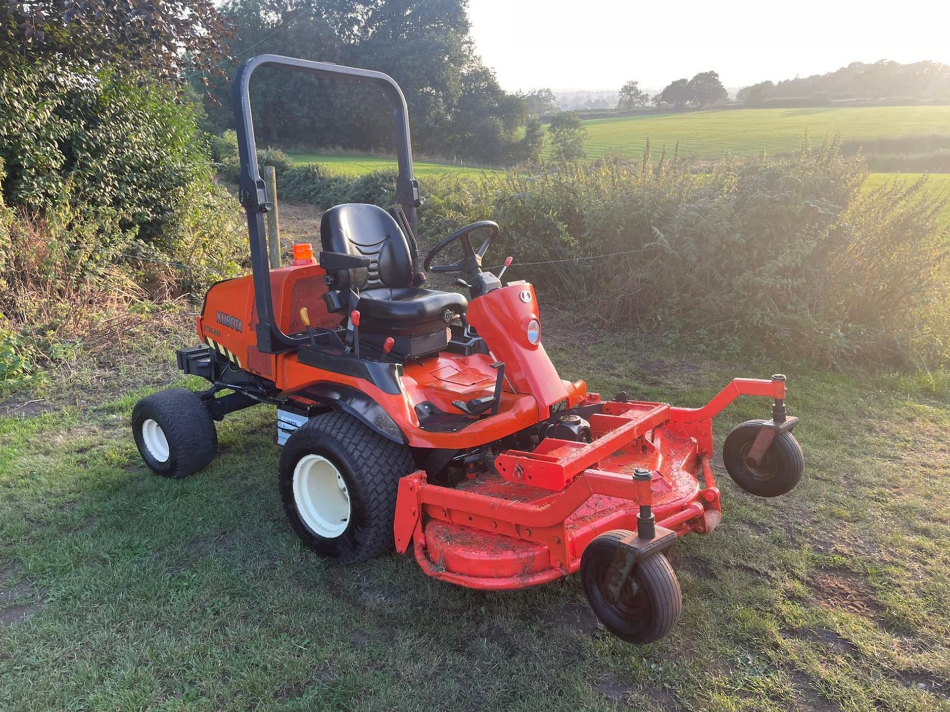 KUBOTA F3680 RIDE ON MOWER, RUNS DRIVES AND CUTS WELL, SHOWING A LOW 1918 HOURS *PLUS VAT* - Image 2 of 14