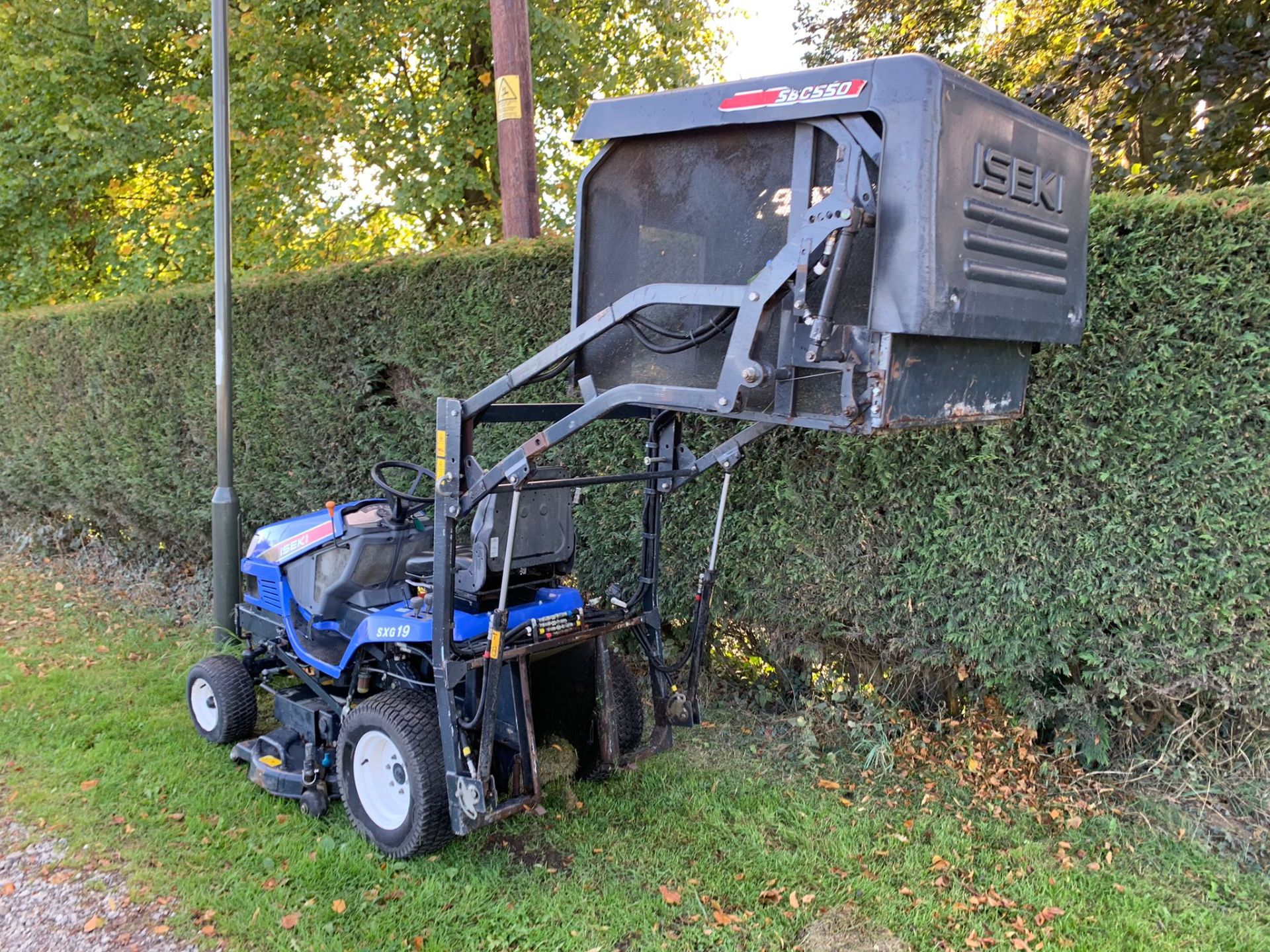 2010 ISEKI SXG19 HIGH TIP RIDE ON MOWER, RUNS DRIVES CUTS AND COLLECTS, A LOW 994 HOURS *PLUS VAT* - Image 6 of 15