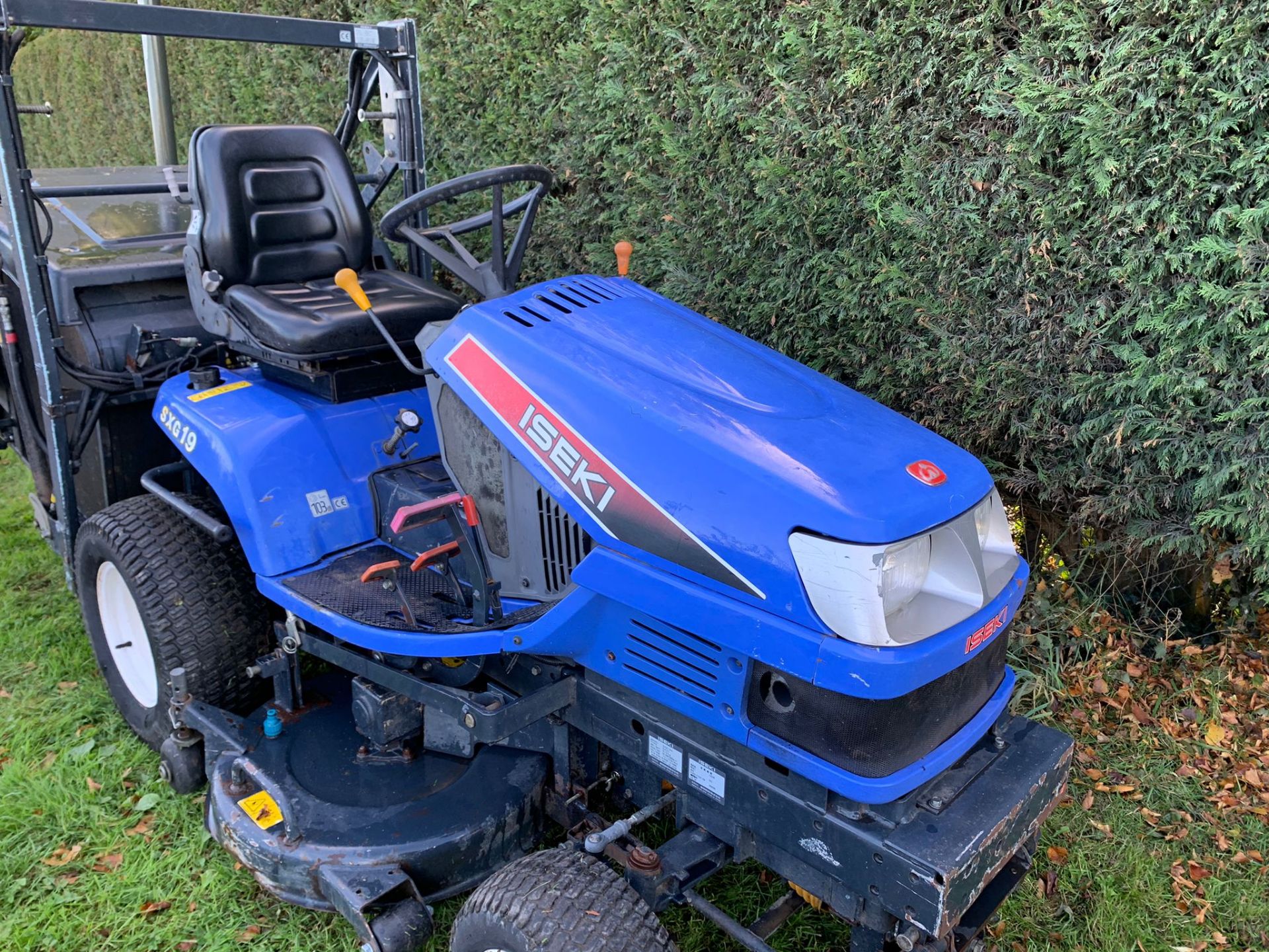 2010 ISEKI SXG19 HIGH TIP RIDE ON MOWER, RUNS DRIVES CUTS AND COLLECTS, A LOW 994 HOURS *PLUS VAT* - Image 7 of 15