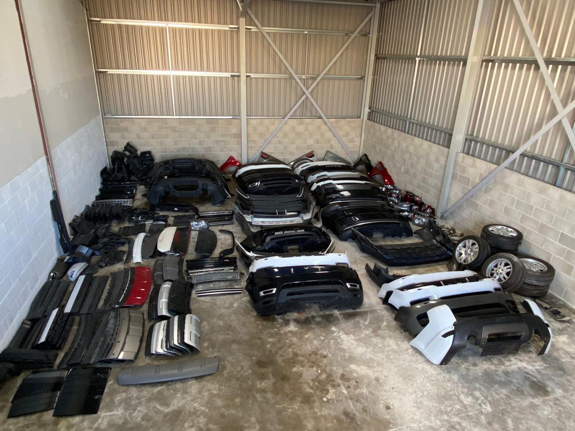 HUGE JOB LOT OF LATE MODEL LAND ROVER RANGE ROVER PARTS, RRP £46800, APPROX 400 ITEMS *PLUS VAT* - Image 39 of 39