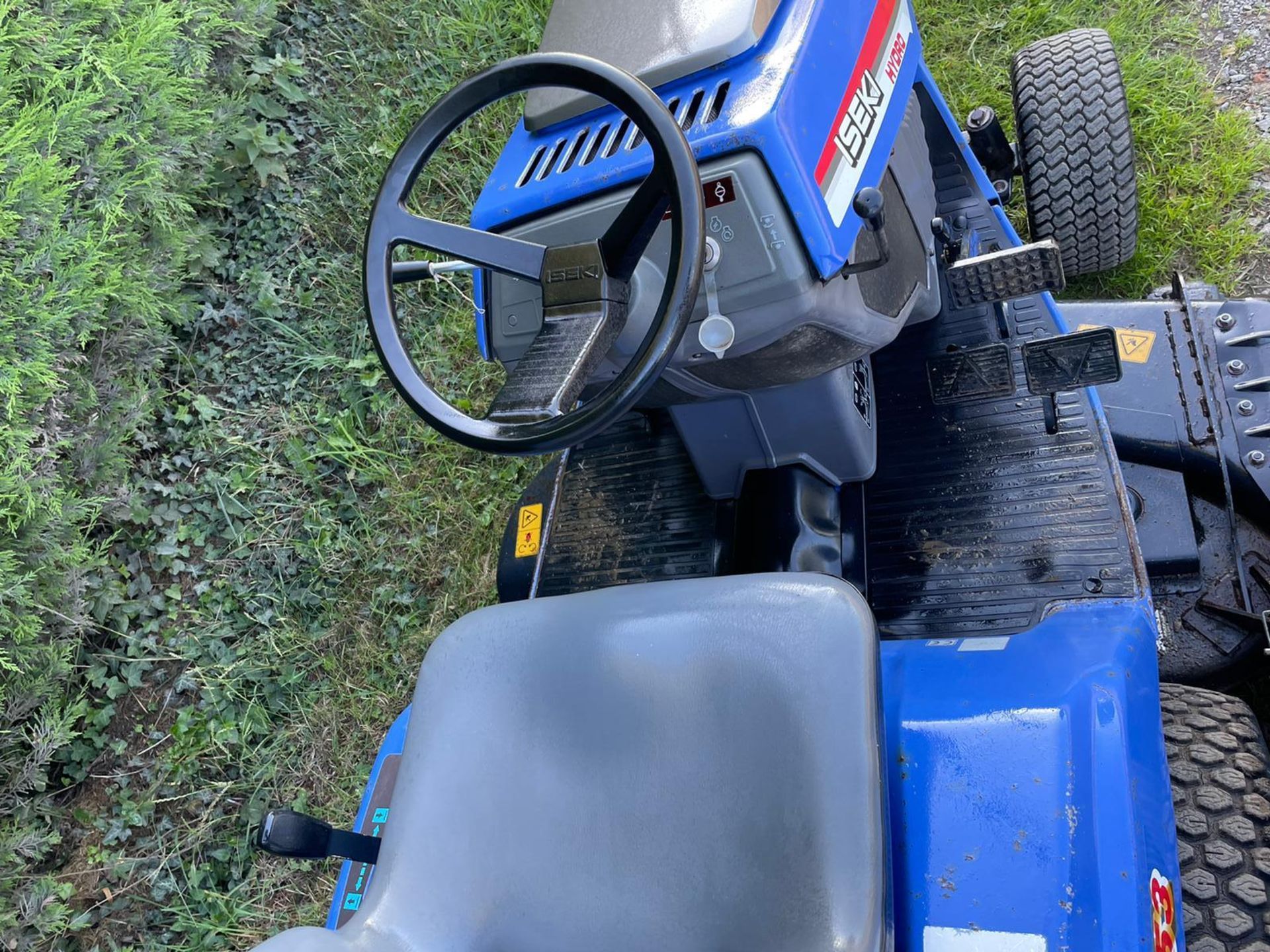 ISEKI SG153 DIESEL RIDE ON MOWER WITH REAR COLLECTOR, SHOWING A LOW AND GENUINE 991 HOURS *PLUS VAT* - Image 12 of 14