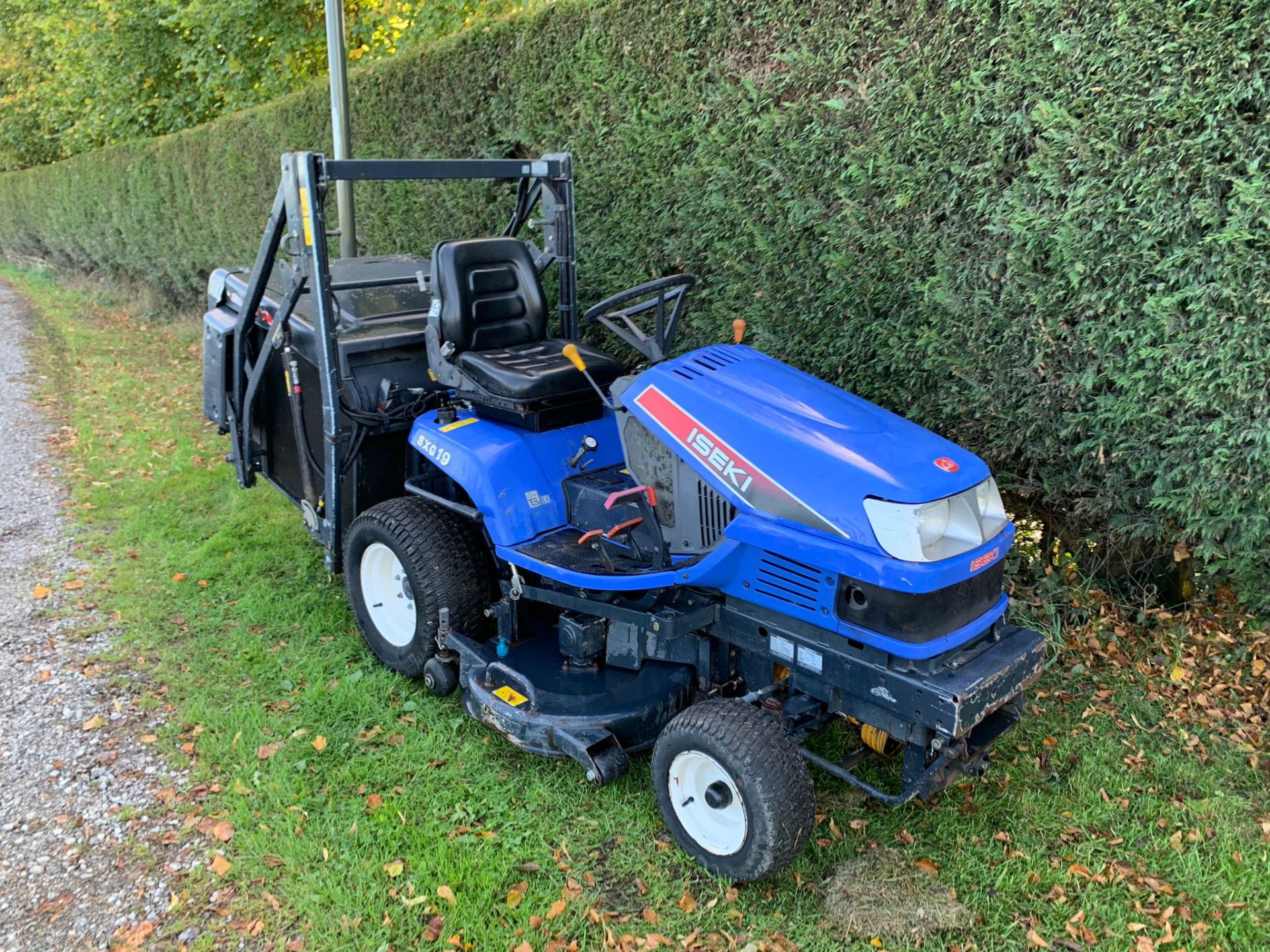 2010 ISEKI SXG19 HIGH TIP RIDE ON MOWER, RUNS DRIVES CUTS AND COLLECTS, A LOW 994 HOURS *PLUS VAT* - Image 3 of 15