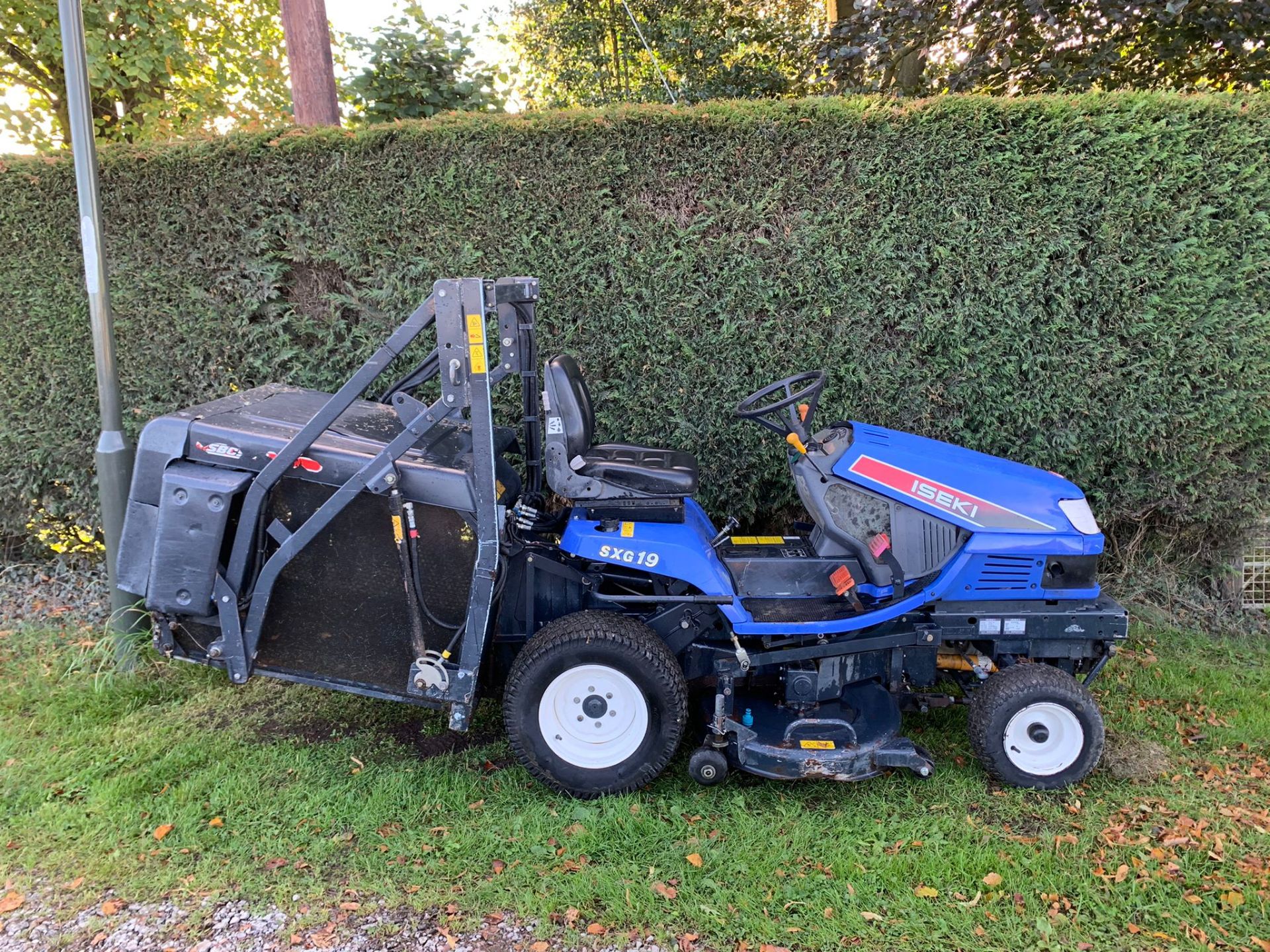 2010 ISEKI SXG19 HIGH TIP RIDE ON MOWER, RUNS DRIVES CUTS AND COLLECTS, A LOW 994 HOURS *PLUS VAT* - Image 4 of 15