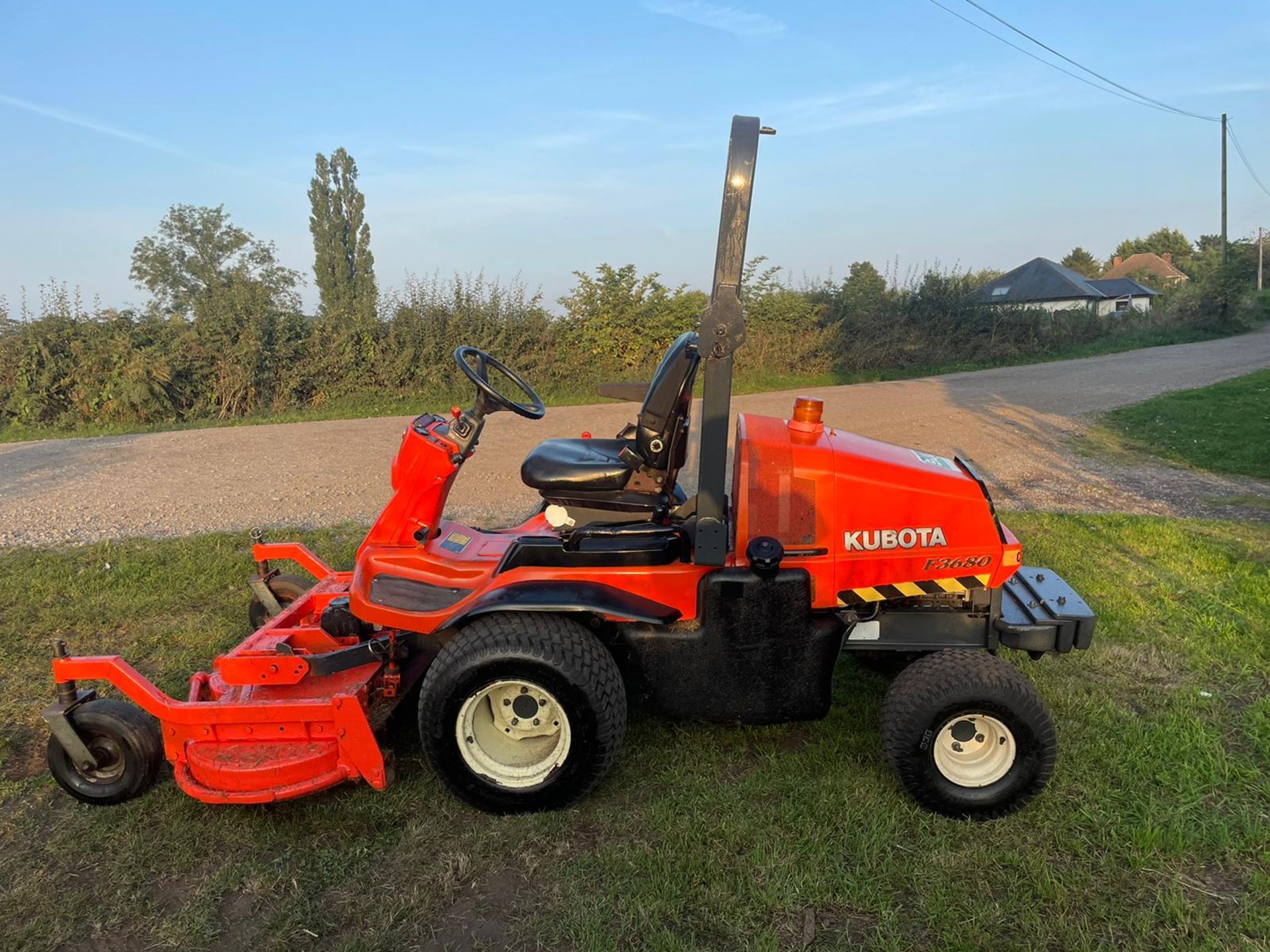 KUBOTA F3680 RIDE ON MOWER, RUNS DRIVES AND CUTS WELL, SHOWING A LOW 1918 HOURS *PLUS VAT* - Image 4 of 14