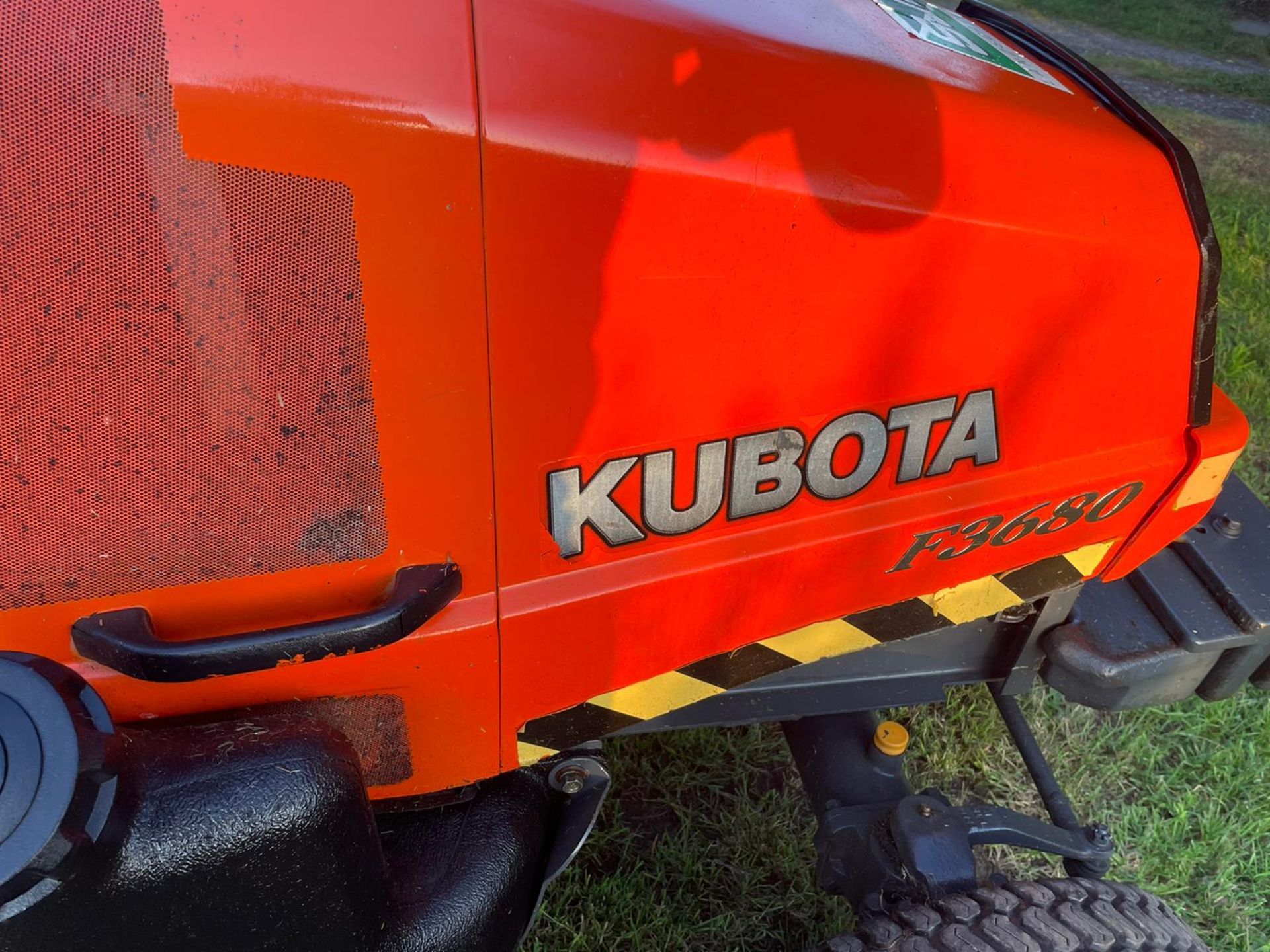 KUBOTA F3680 RIDE ON MOWER, RUNS DRIVES AND CUTS WELL, SHOWING A LOW 1918 HOURS *PLUS VAT* - Image 9 of 14