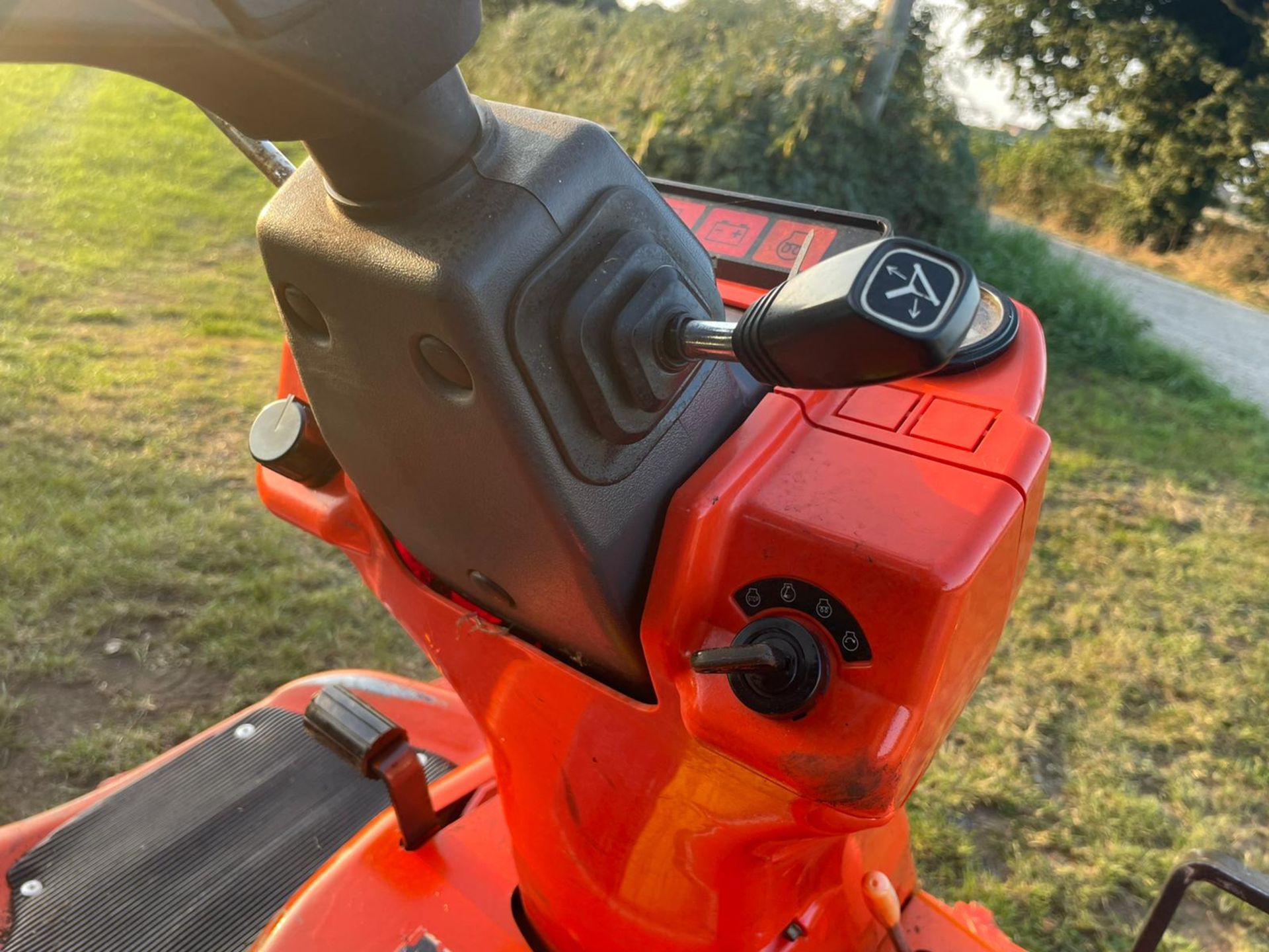 KUBOTA F3680 RIDE ON MOWER, RUNS DRIVES AND CUTS WELL, SHOWING A LOW 1918 HOURS *PLUS VAT* - Image 13 of 14