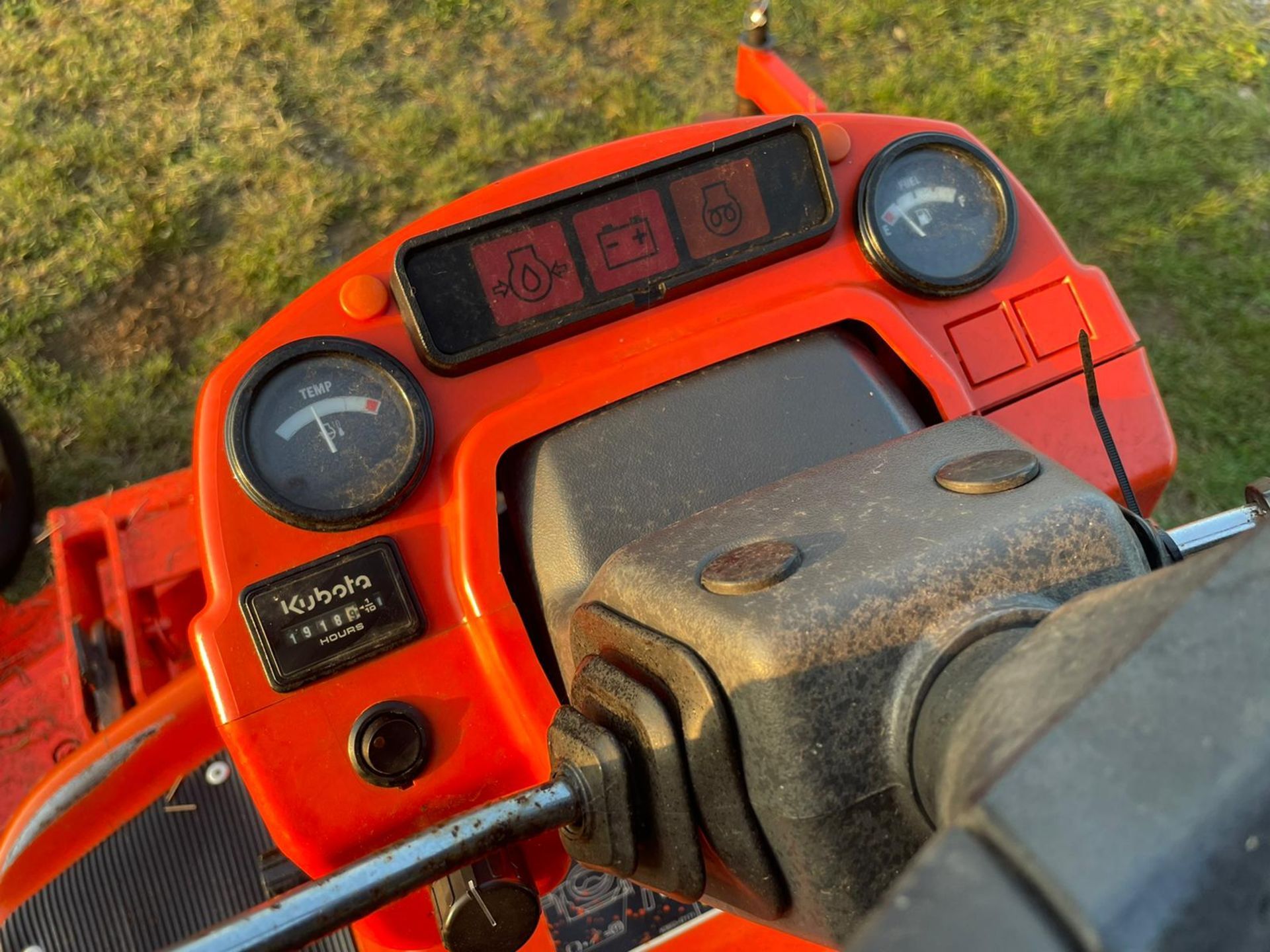 KUBOTA F3680 RIDE ON MOWER, RUNS DRIVES AND CUTS WELL, SHOWING A LOW 1918 HOURS *PLUS VAT* - Image 8 of 14