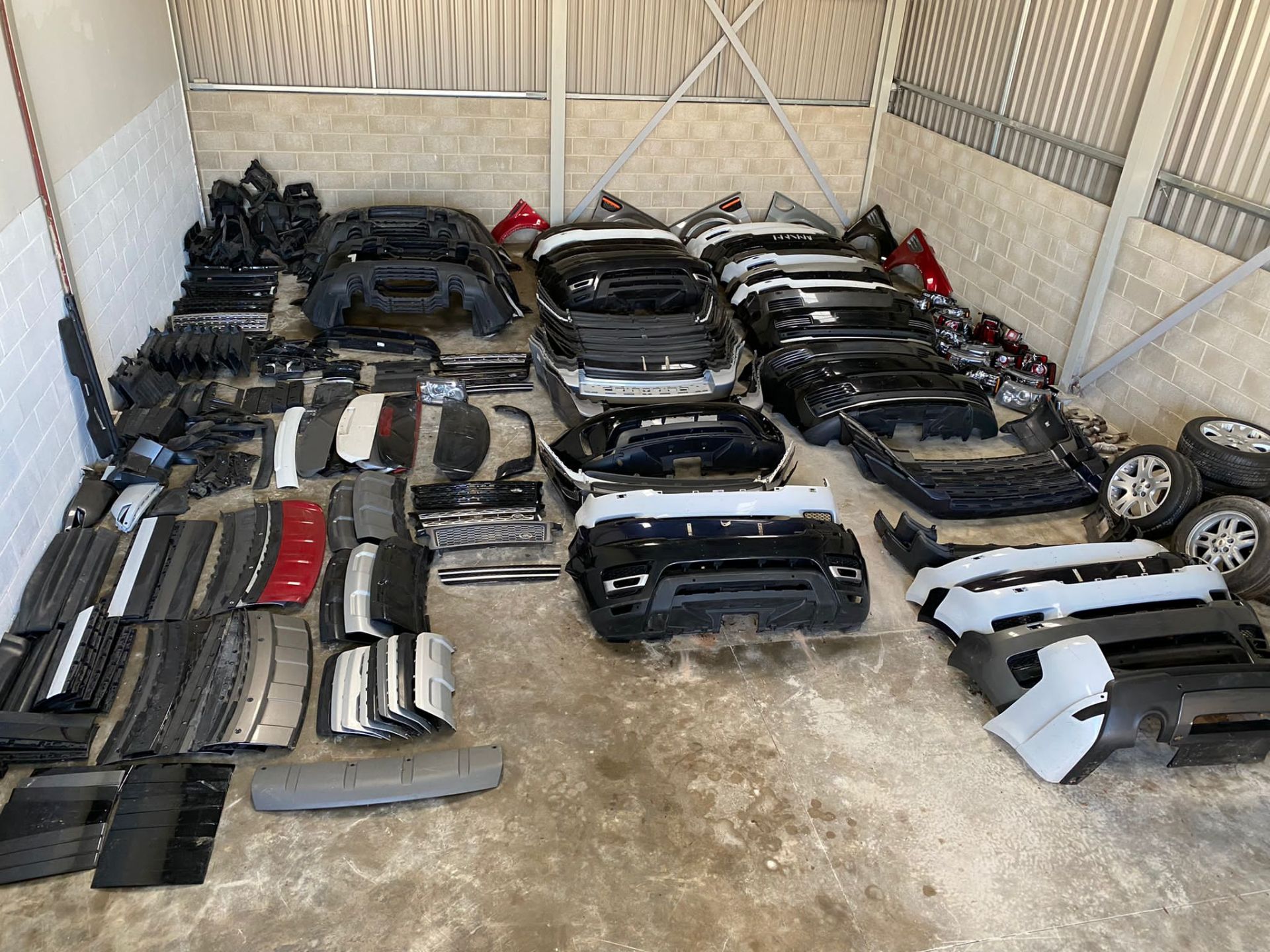 HUGE JOB LOT OF LATE MODEL LAND ROVER RANGE ROVER PARTS, RRP £46800, APPROX 400 ITEMS *PLUS VAT* - Image 24 of 39