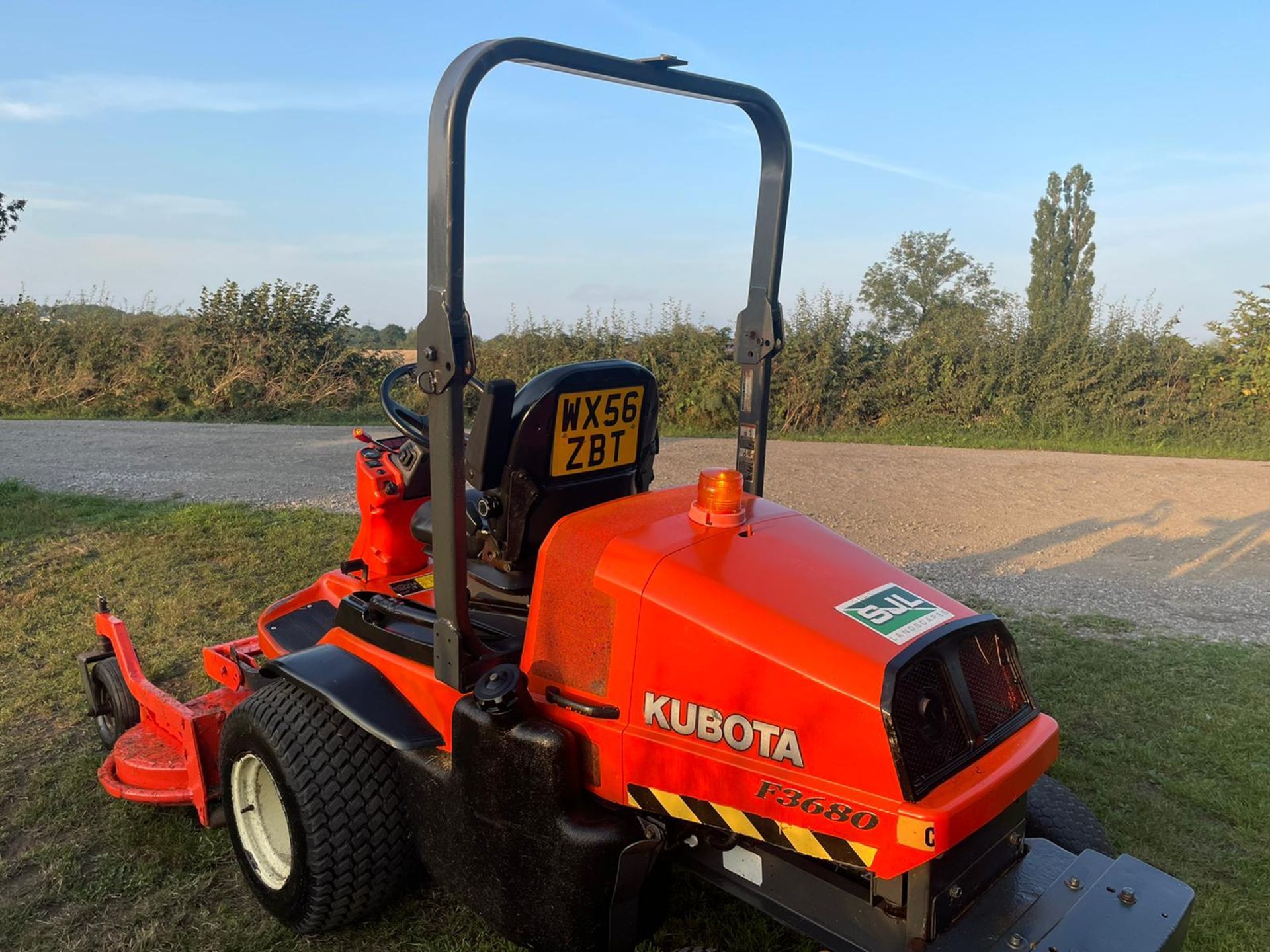 KUBOTA F3680 RIDE ON MOWER, RUNS DRIVES AND CUTS WELL, SHOWING A LOW 1918 HOURS *PLUS VAT* - Image 7 of 14