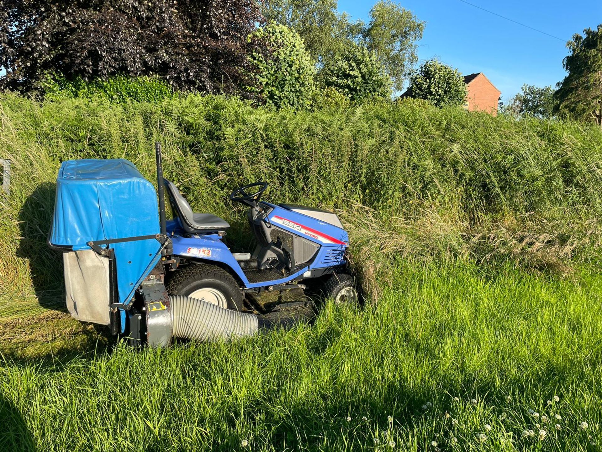 ISEKI SG153 DIESEL RIDE ON MOWER WITH REAR COLLECTOR, SHOWING A LOW AND GENUINE 991 HOURS *PLUS VAT* - Image 8 of 14